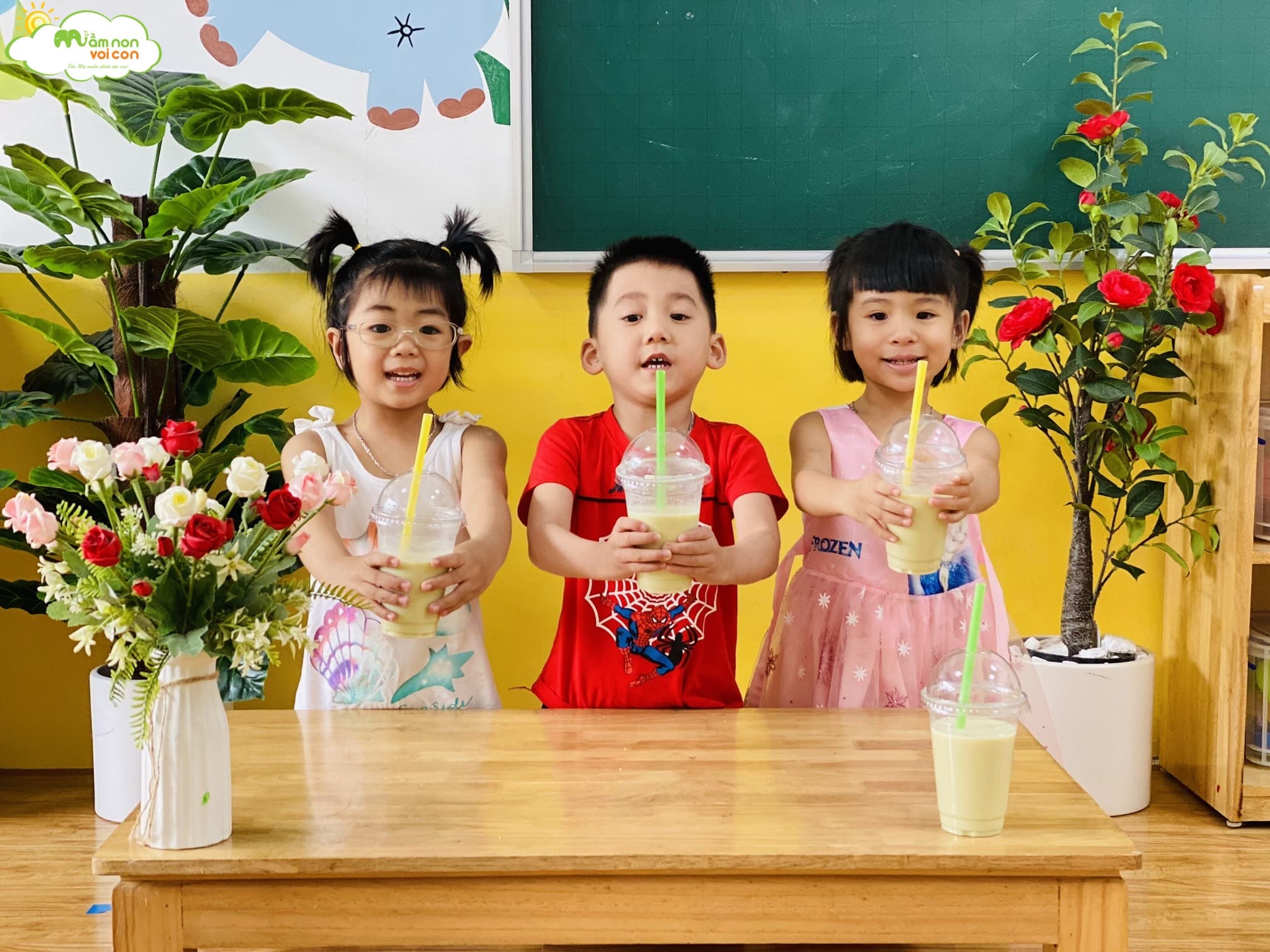 Hoạt Động Trải Nghiệm: "Làm Sữa Đậu Nành Lá Dứa" Lớp E5 - TRƯỜNG MẦM NON VOI CON