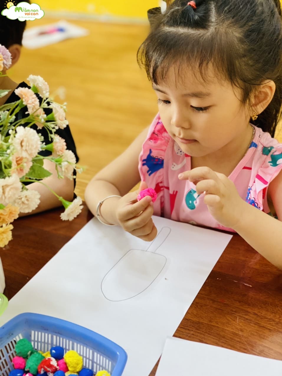 Hoạt Động Sáng Tạo: Làm Que Kem Từ Giấy Vụn - TRƯỜNG MẦM NON VOI CON