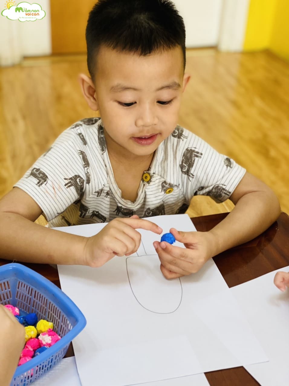 Hoạt Động Sáng Tạo: Làm Que Kem Từ Giấy Vụn - TRƯỜNG MẦM NON VOI CON