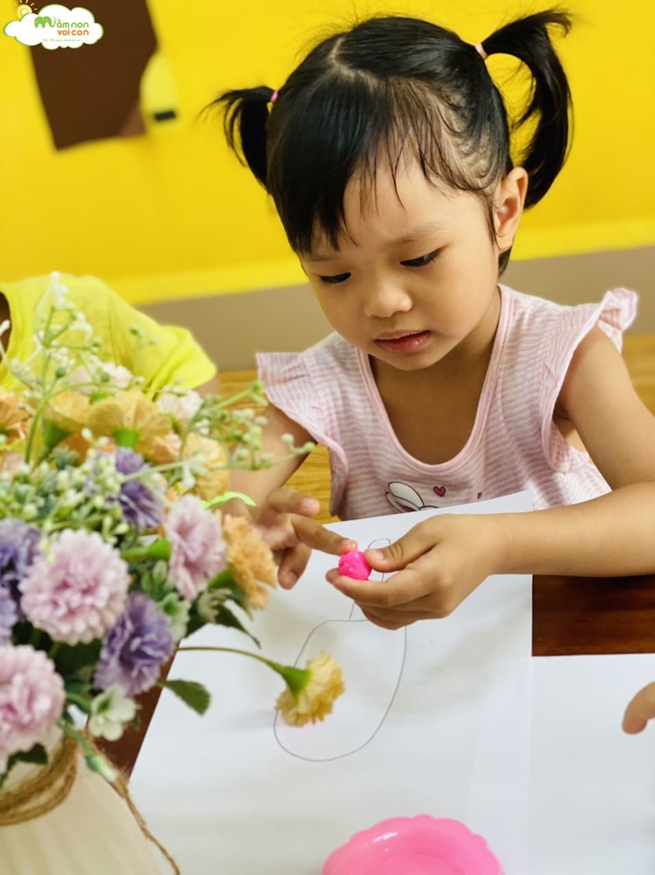 Hoạt Động Sáng Tạo: Làm Que Kem Từ Giấy Vụn - TRƯỜNG MẦM NON VOI CON