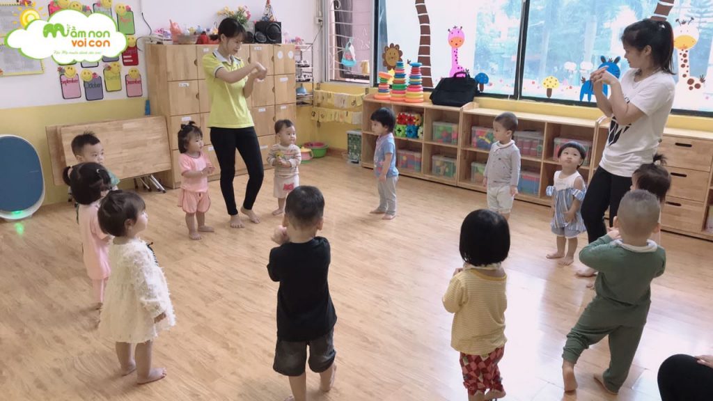 Hoạt Động Thể Chất: Bò Chui Qua Cổng Lớp E1 - TRƯỜNG MẦM NON VOI CON