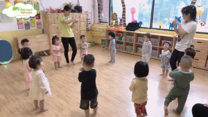 Hoạt Động Thể Chất: Bò Chui Qua Cổng Lớp E1 - TRƯỜNG MẦM NON VOI CON