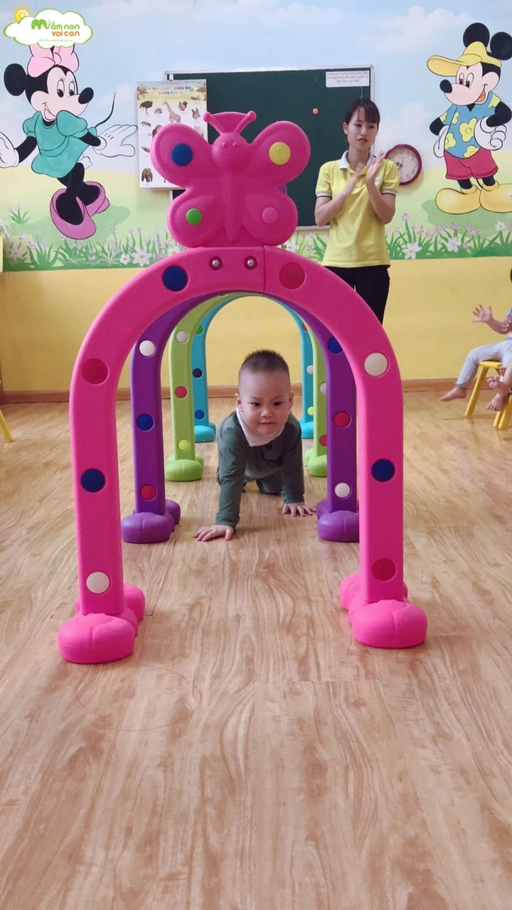 Hoạt Động Thể Chất: Bò Chui Qua Cổng Lớp E1 - TRƯỜNG MẦM NON VOI CON