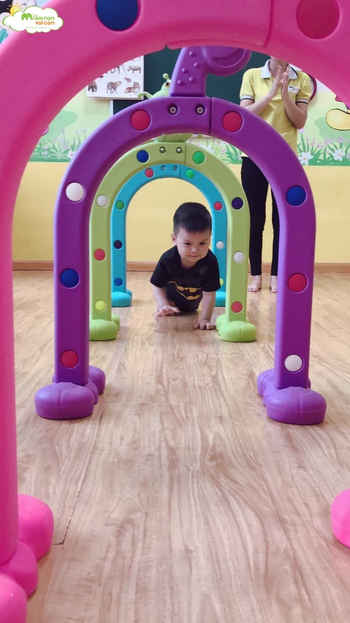 Hoạt Động Thể Chất: Bò Chui Qua Cổng Lớp E1 - TRƯỜNG MẦM NON VOI CON