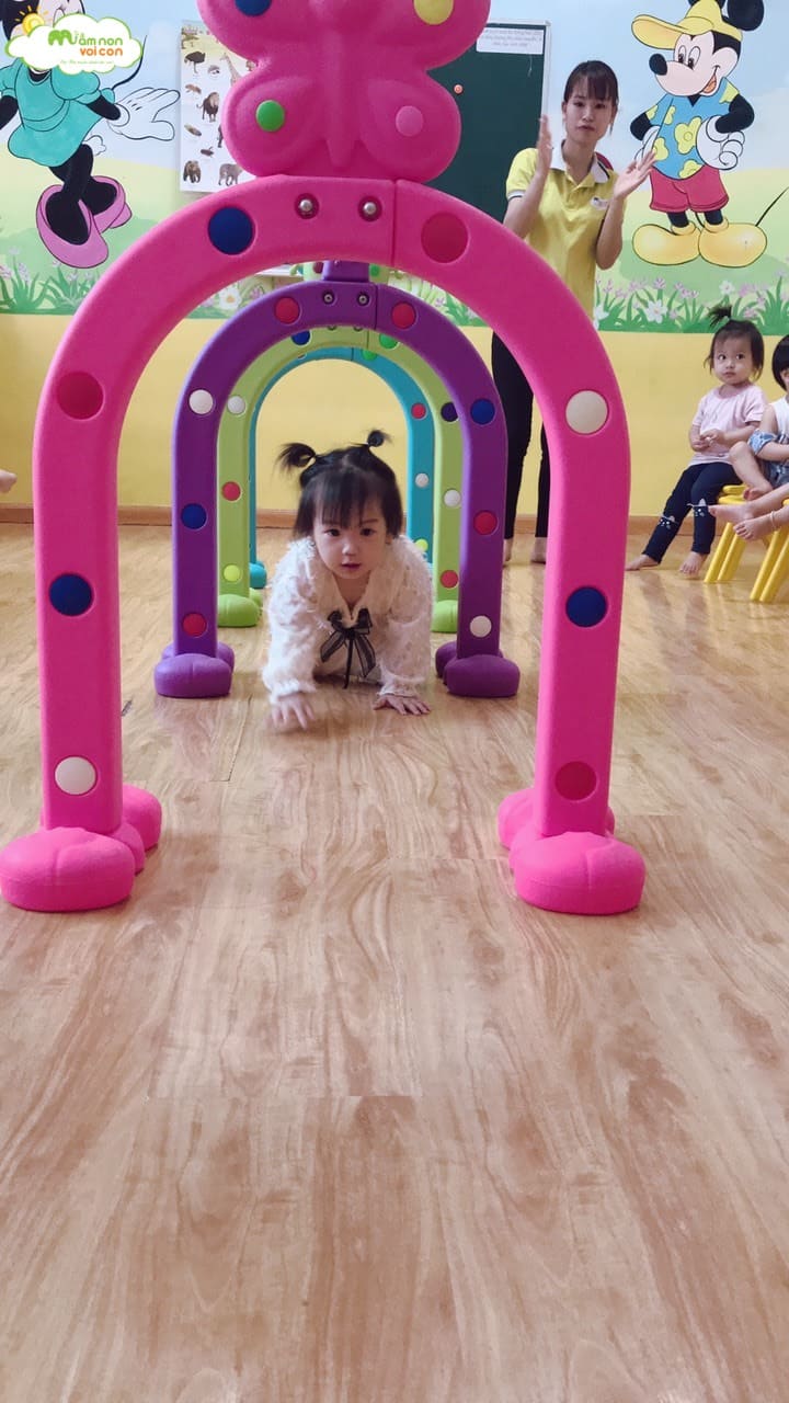 Hoạt Động Thể Chất: Bò Chui Qua Cổng Lớp E1 - TRƯỜNG MẦM NON VOI CON