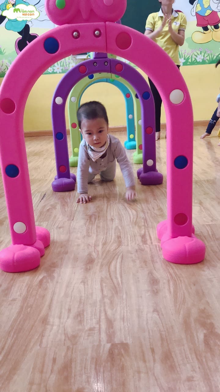 Hoạt Động Thể Chất: Bò Chui Qua Cổng Lớp E1 - TRƯỜNG MẦM NON VOI CON