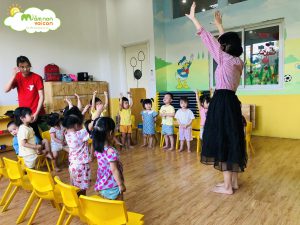 Giờ Học Tiếng Anh Lớp E2 - TRƯỜNG MẦM NON VOI CON