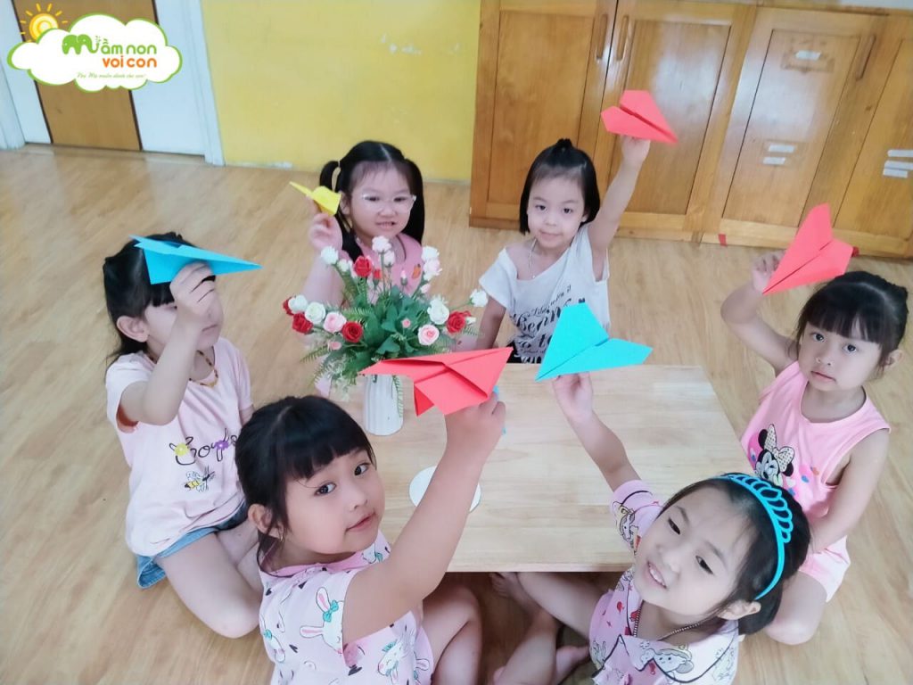 Thực Hành Gấp Máy Bay Lớp E8 - TRƯỜNG MẦM NON VOI CON