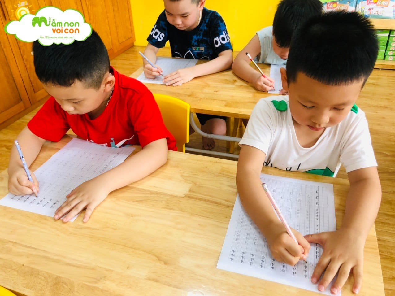 Hoạt Động Bé Tập Viết Chữ Cái Của Lớp #Mẫu_Giáo_Lớn - TRƯỜNG MẦM NON VOI CON