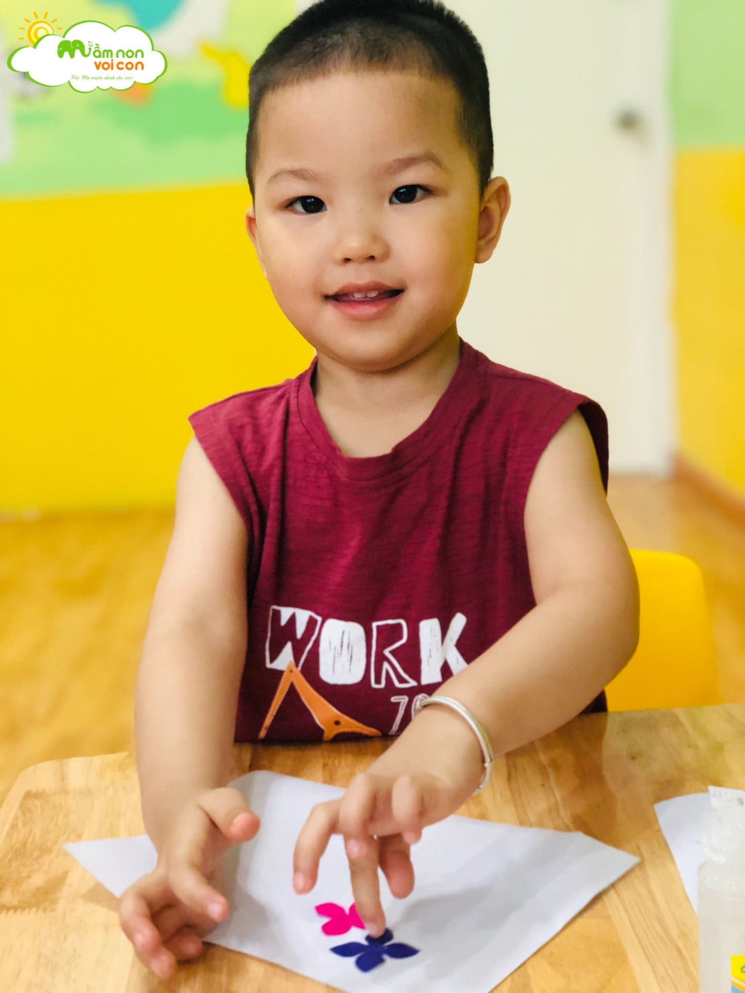 Hoạt Động Tạo Hình: Cắt Dán Bông Hoa Lớp E2 - TRƯỜNG MẦM NON VOI CON