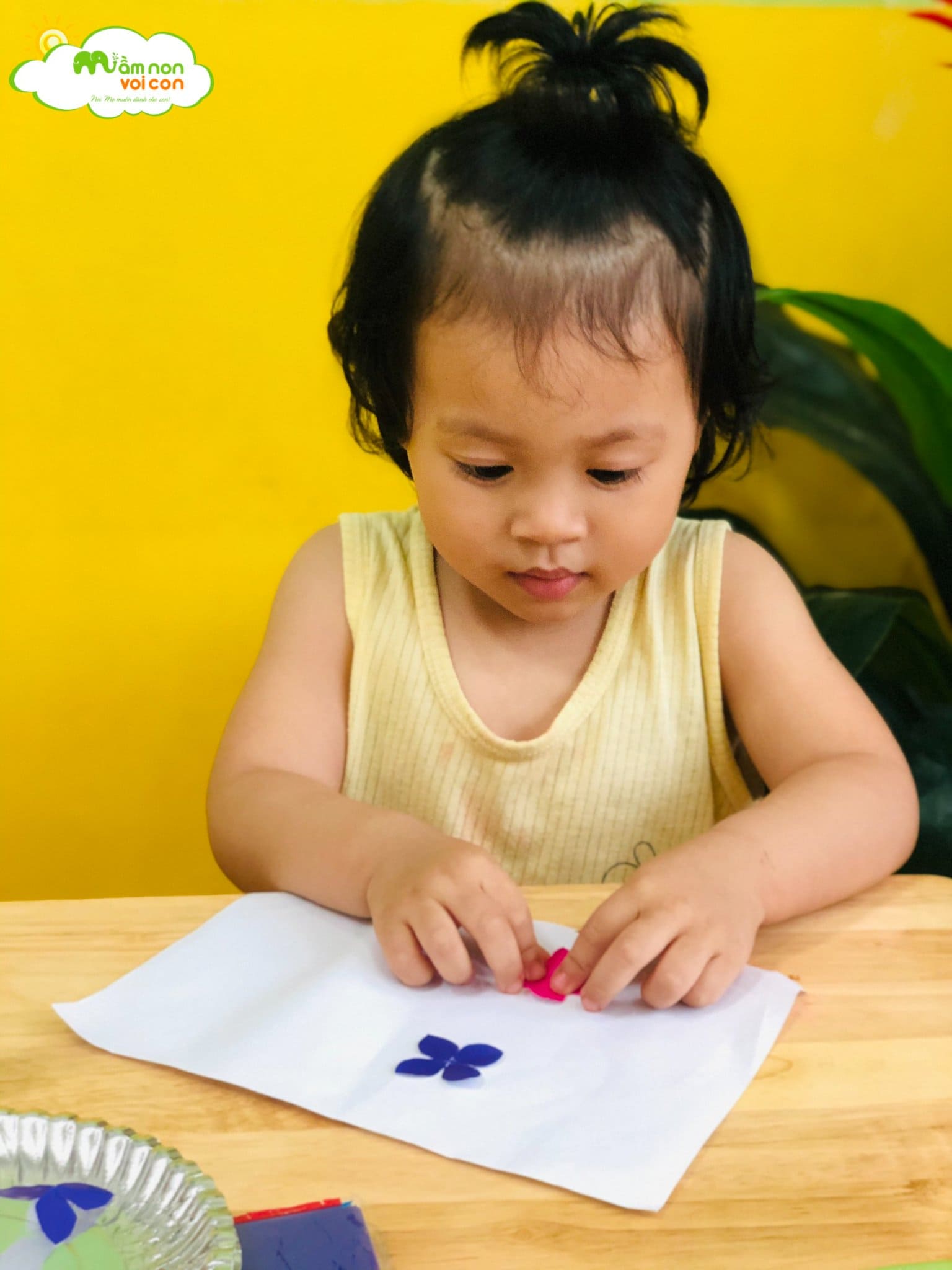 Hoạt Động Tạo Hình: Cắt Dán Bông Hoa Lớp E2 - TRƯỜNG MẦM NON VOI CON