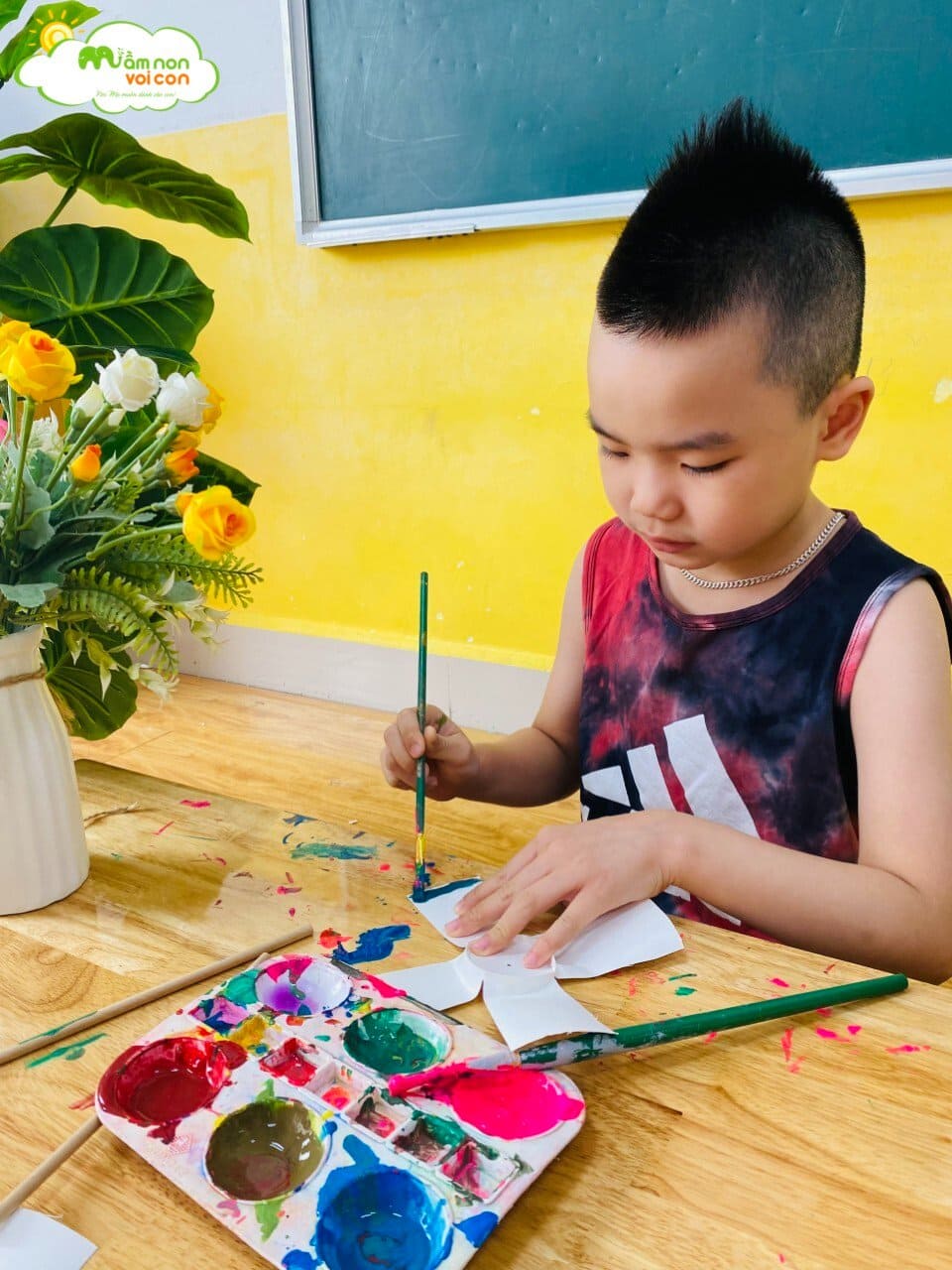 Hoạt động Tạo Hình Làm Chong Chóng Từ Cốc Giấy Lớp E8 - TRƯỜNG MẦM NON VOI CON