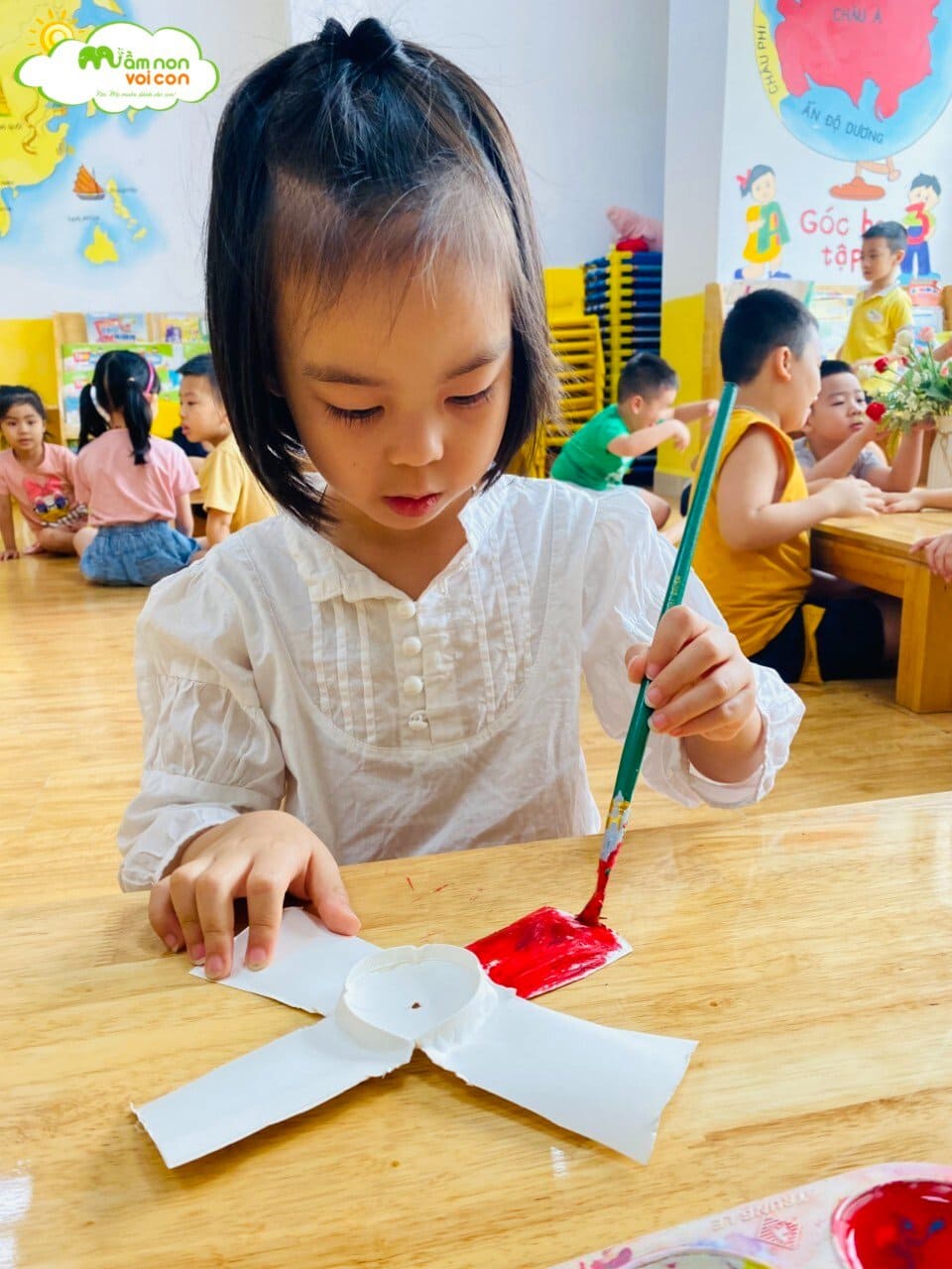 Hoạt động Tạo Hình Làm Chong Chóng Từ Cốc Giấy Lớp E8 - TRƯỜNG MẦM NON VOI CON