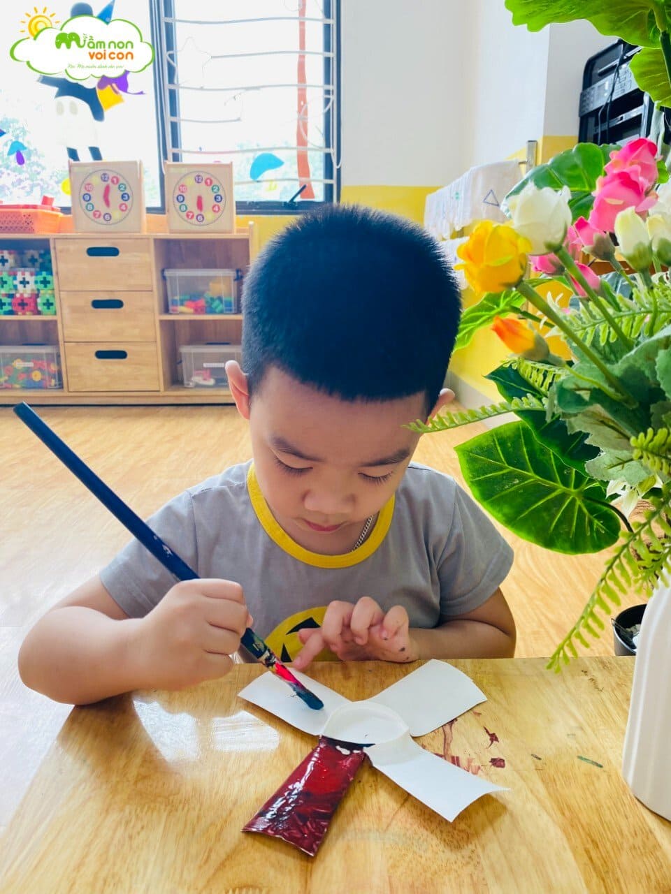 Hoạt động Tạo Hình Làm Chong Chóng Từ Cốc Giấy Lớp E8 - TRƯỜNG MẦM NON VOI CON