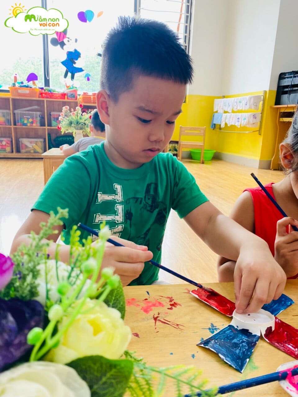 Hoạt động Tạo Hình Làm Chong Chóng Từ Cốc Giấy Lớp E8 - TRƯỜNG MẦM NON VOI CON