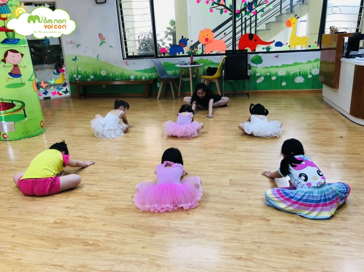 Câu Lạc Bộ Múa Trường Mầm Non Voi Con - TRƯỜNG MẦM NON VOI CON