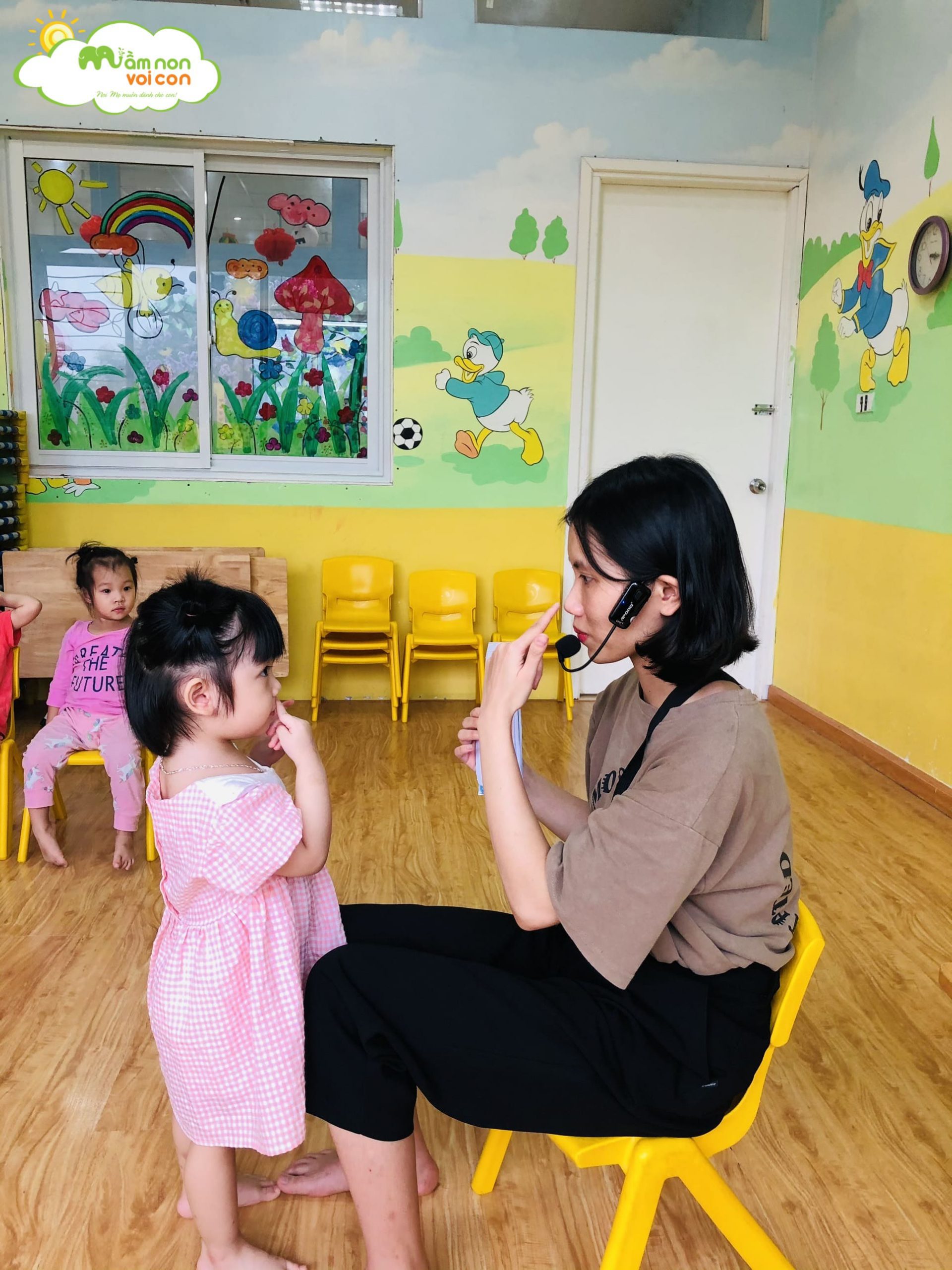 Giờ Học Tiếng Anh Lớp E2 - TRƯỜNG MẦM NON VOI CON