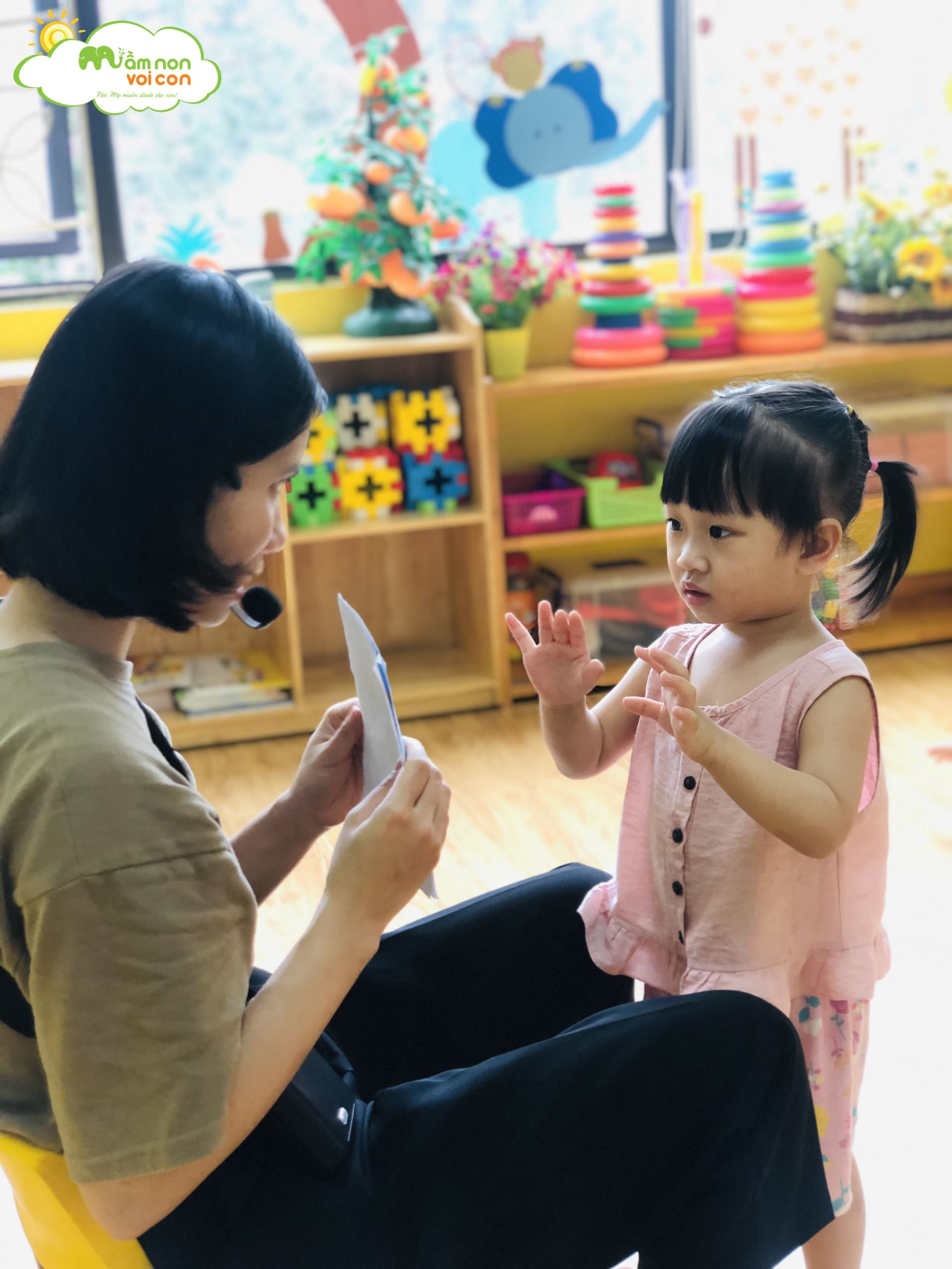 Giờ Học Tiếng Anh Lớp E2 - TRƯỜNG MẦM NON VOI CON