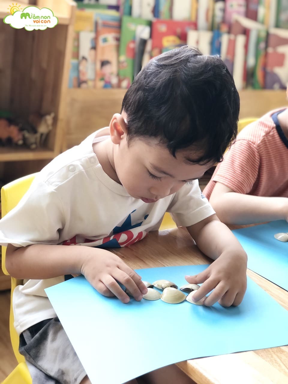 Hoạt Động Làm Tranh Từ Vỏ Ngao Lớp E3 - TRƯỜNG MẦM NON VOI CON