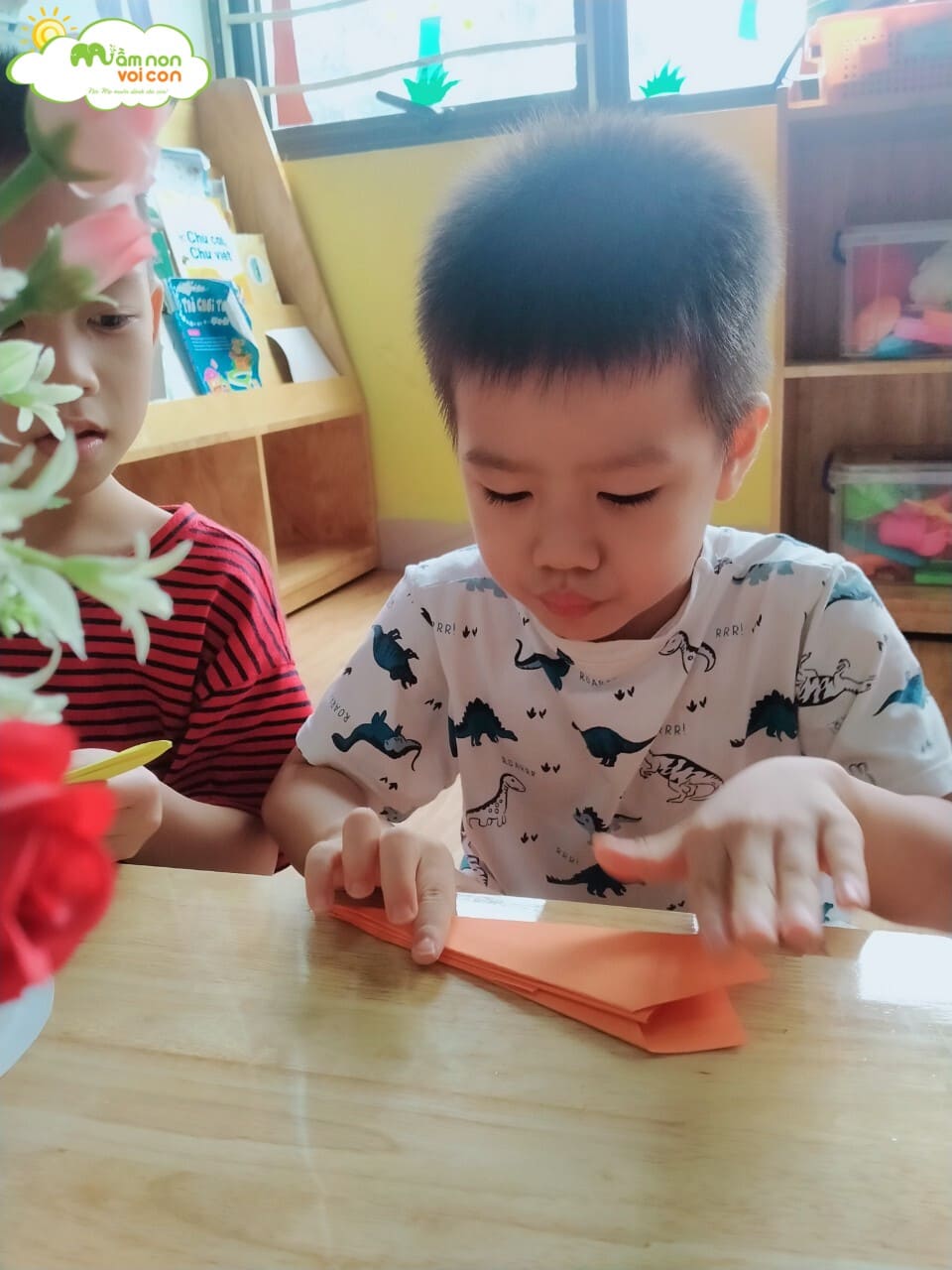 Thực Hành Gấp Máy Bay Lớp E8 - TRƯỜNG MẦM NON VOI CON