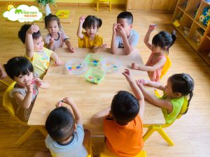 Thí Nghiệm Hoa Nở Trong Nước Lớp E2 - TRƯỜNG MẦM NON VOI CON