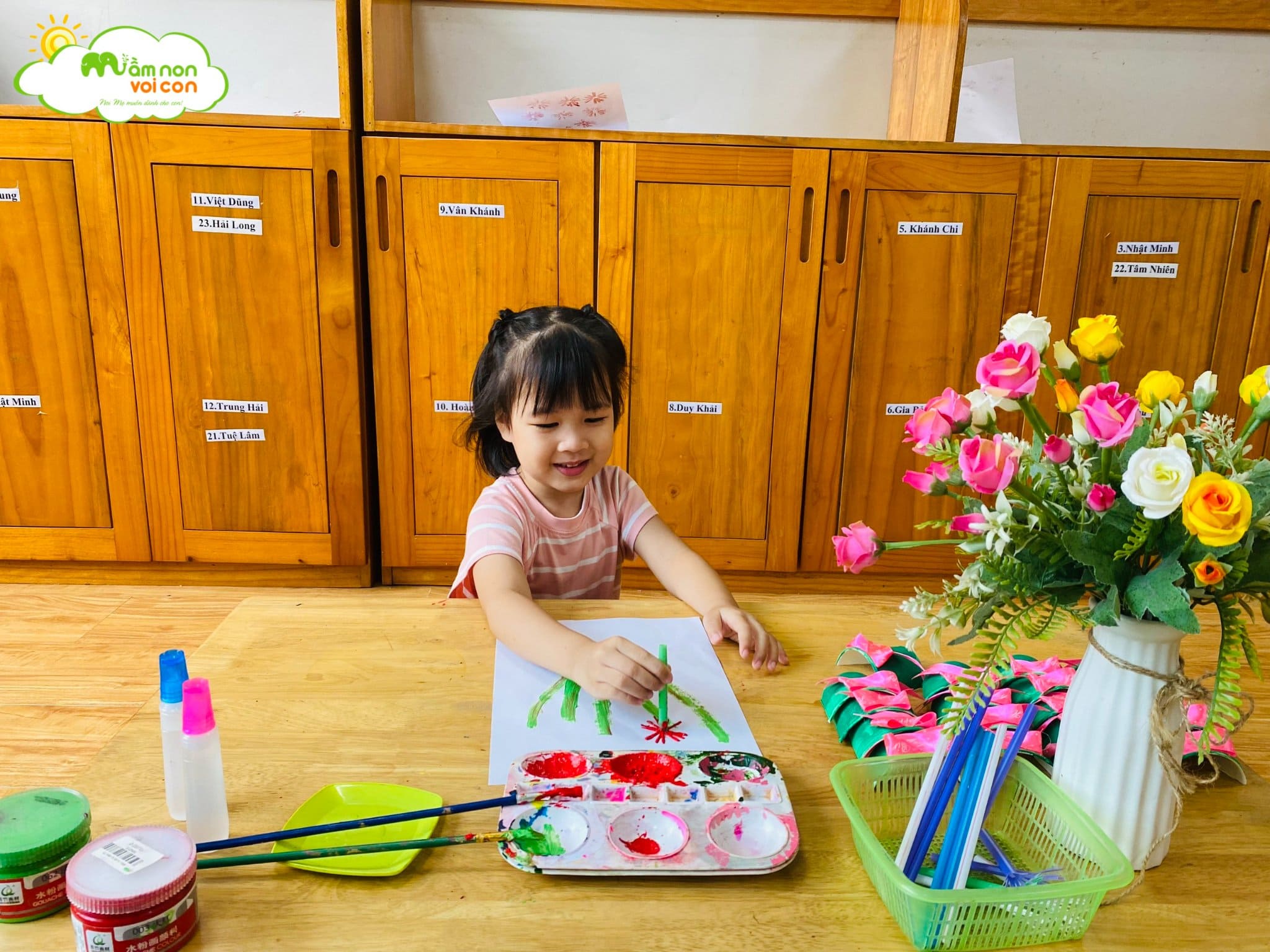 Hoạt Động Tạo Hình Chậu Hoa Từ Cốc Giấy Màu Nước Và Ống Hút Lớp E6 - TRƯỜNG MẦM NON VOI CON