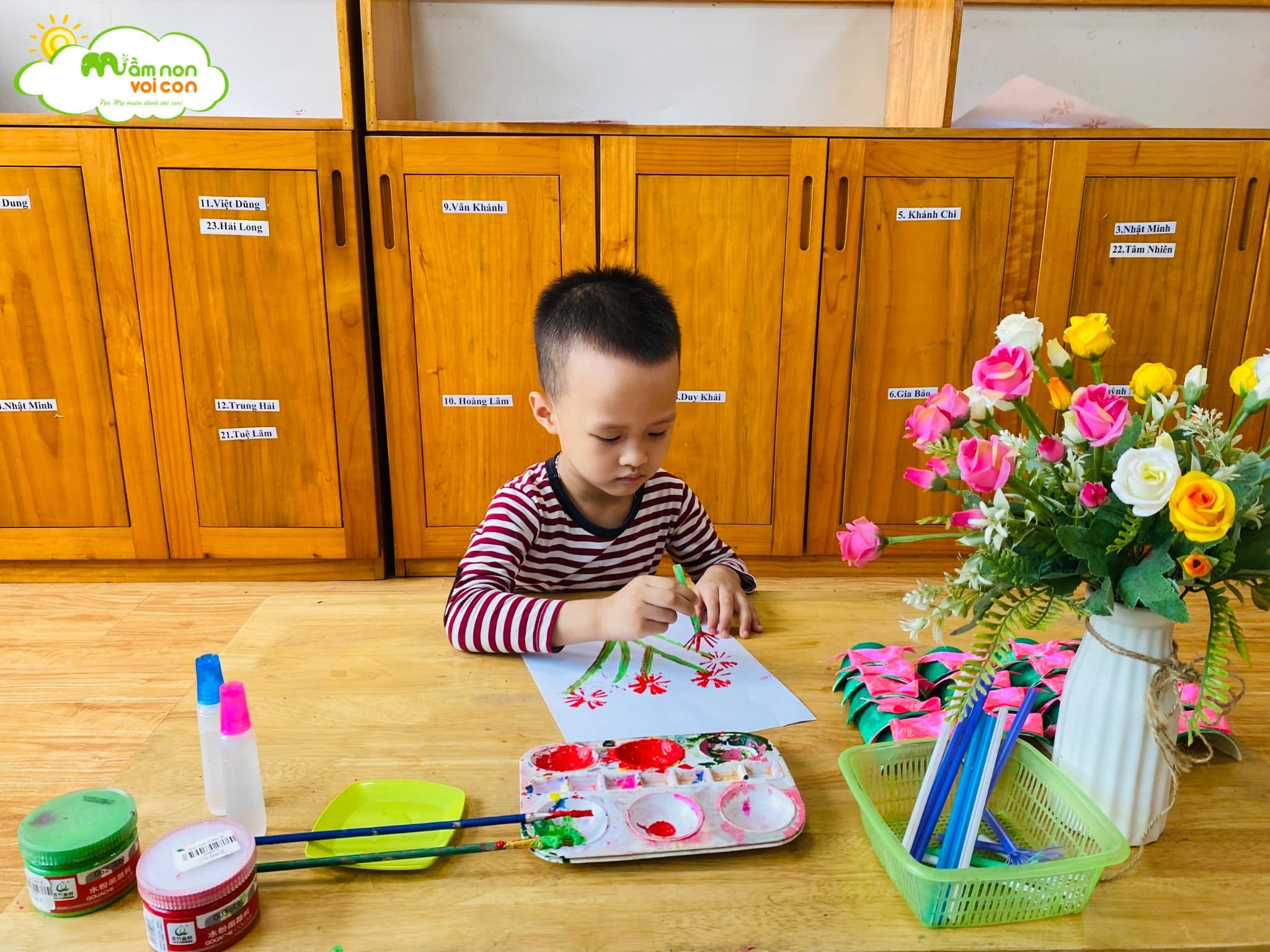 Hoạt Động Tạo Hình Chậu Hoa Từ Cốc Giấy Màu Nước Và Ống Hút Lớp E6 - TRƯỜNG MẦM NON VOI CON