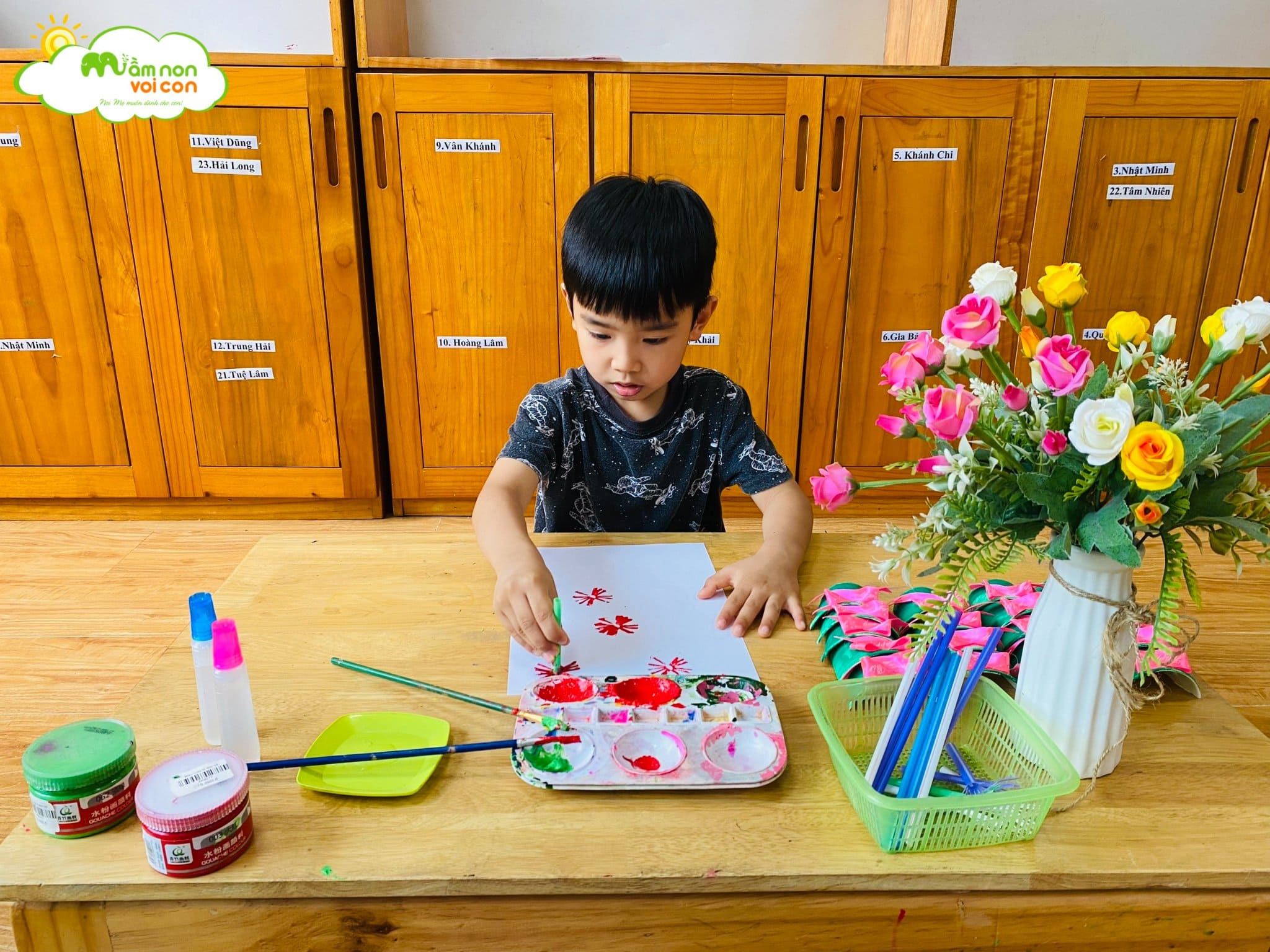 Hoạt Động Tạo Hình Chậu Hoa Từ Cốc Giấy Màu Nước Và Ống Hút Lớp E6 - TRƯỜNG MẦM NON VOI CON