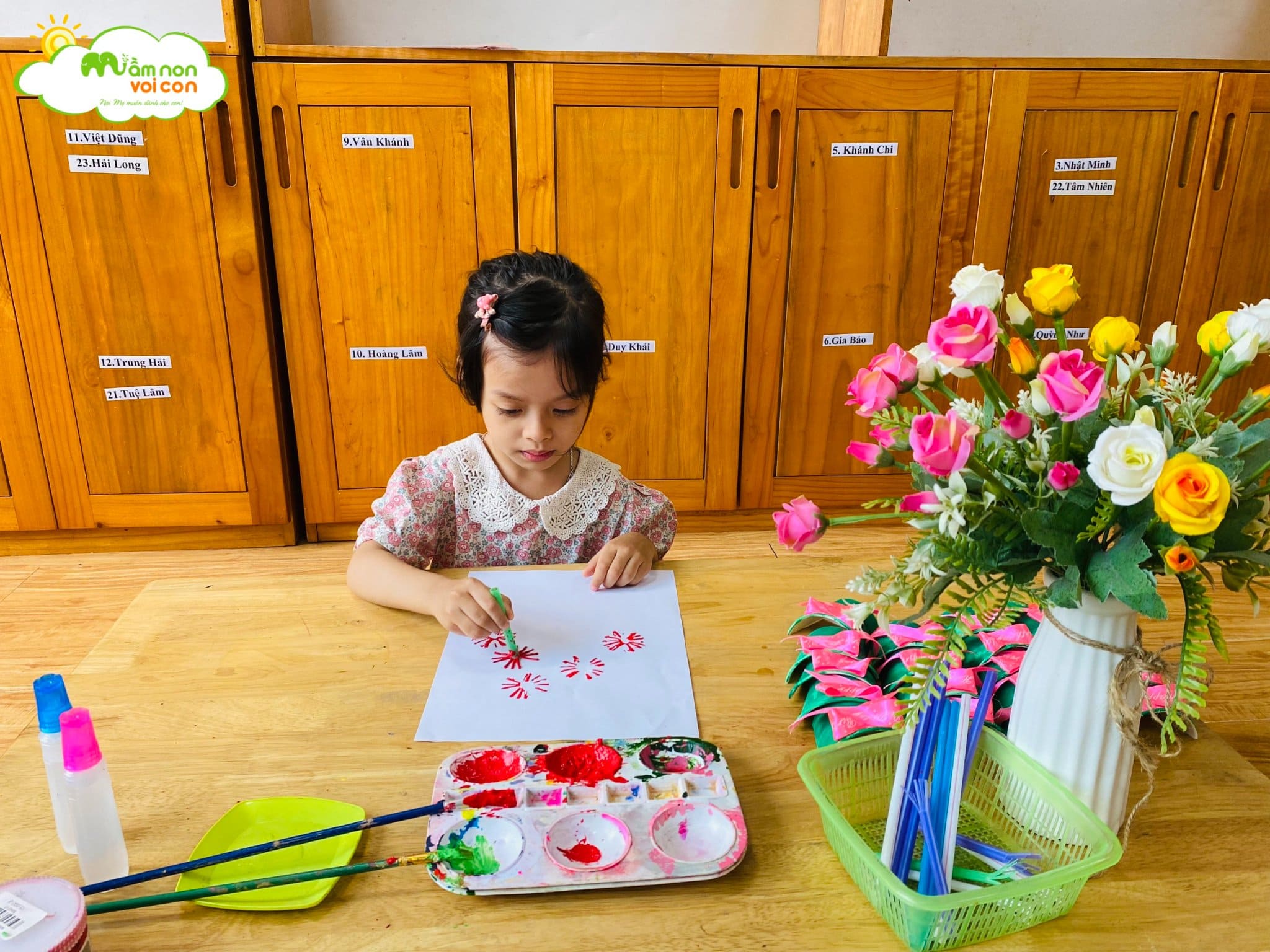 Hoạt Động Tạo Hình Chậu Hoa Từ Cốc Giấy Màu Nước Và Ống Hút Lớp E6 - TRƯỜNG MẦM NON VOI CON