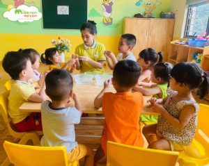 Thí Nghiệm Hoa Nở Trong Nước Lớp E2 - TRƯỜNG MẦM NON VOI CON