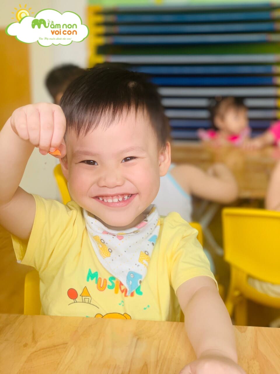 Thí Nghiệm Hoa Nở Trong Nước Lớp E2 - TRƯỜNG MẦM NON VOI CON