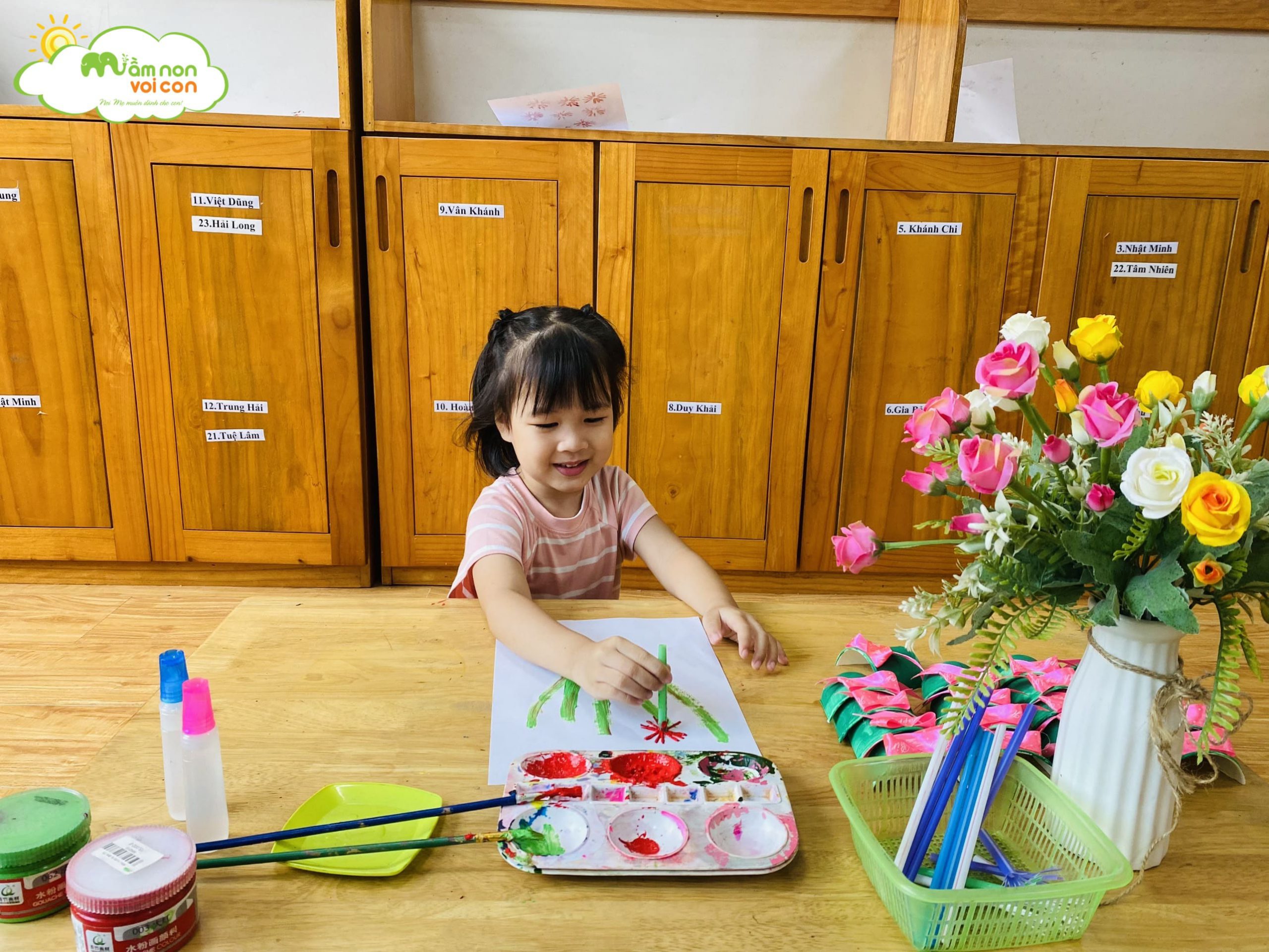 Hoạt Động Tạo Hình Chậu Hoa Từ Cốc Giấy Màu Nước Và Ống Hút Lớp E6 - TRƯỜNG MẦM NON VOI CON