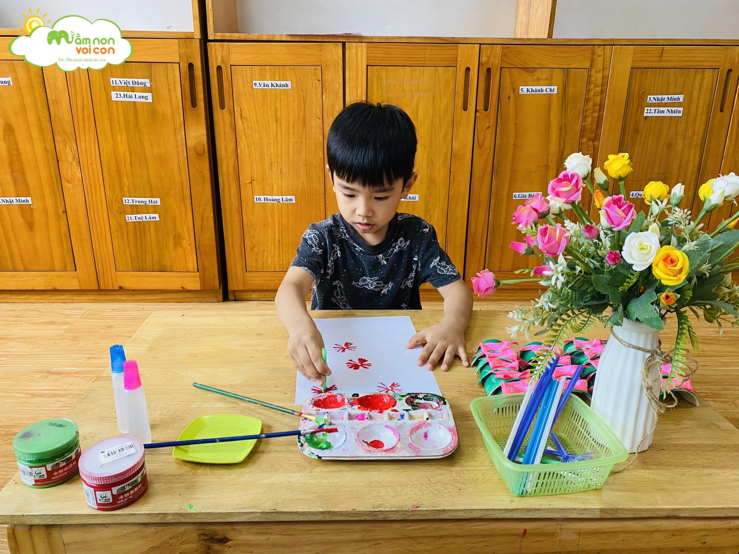 Hoạt Động Tạo Hình Chậu Hoa Từ Cốc Giấy Màu Nước Và Ống Hút Lớp E6 - TRƯỜNG MẦM NON VOI CON