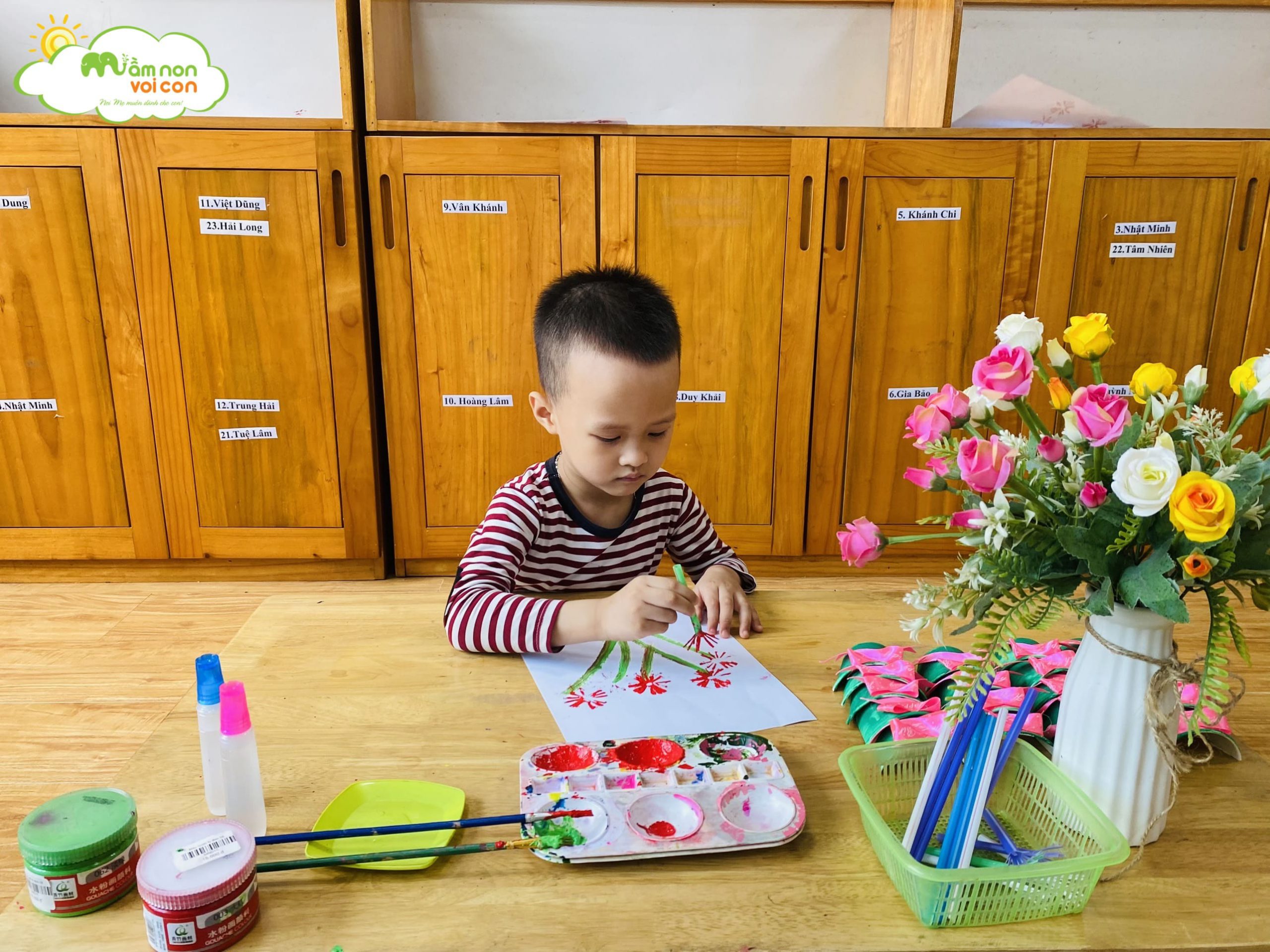 Hoạt Động Tạo Hình Chậu Hoa Từ Cốc Giấy Màu Nước Và Ống Hút Lớp E6 - TRƯỜNG MẦM NON VOI CON