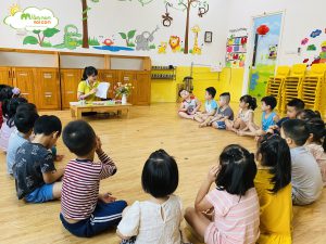 Hoạt Động Tạo Hình Chậu Hoa Từ Cốc Giấy Màu Nước Và Ống Hút Lớp E6 - TRƯỜNG MẦM NON VOI CON