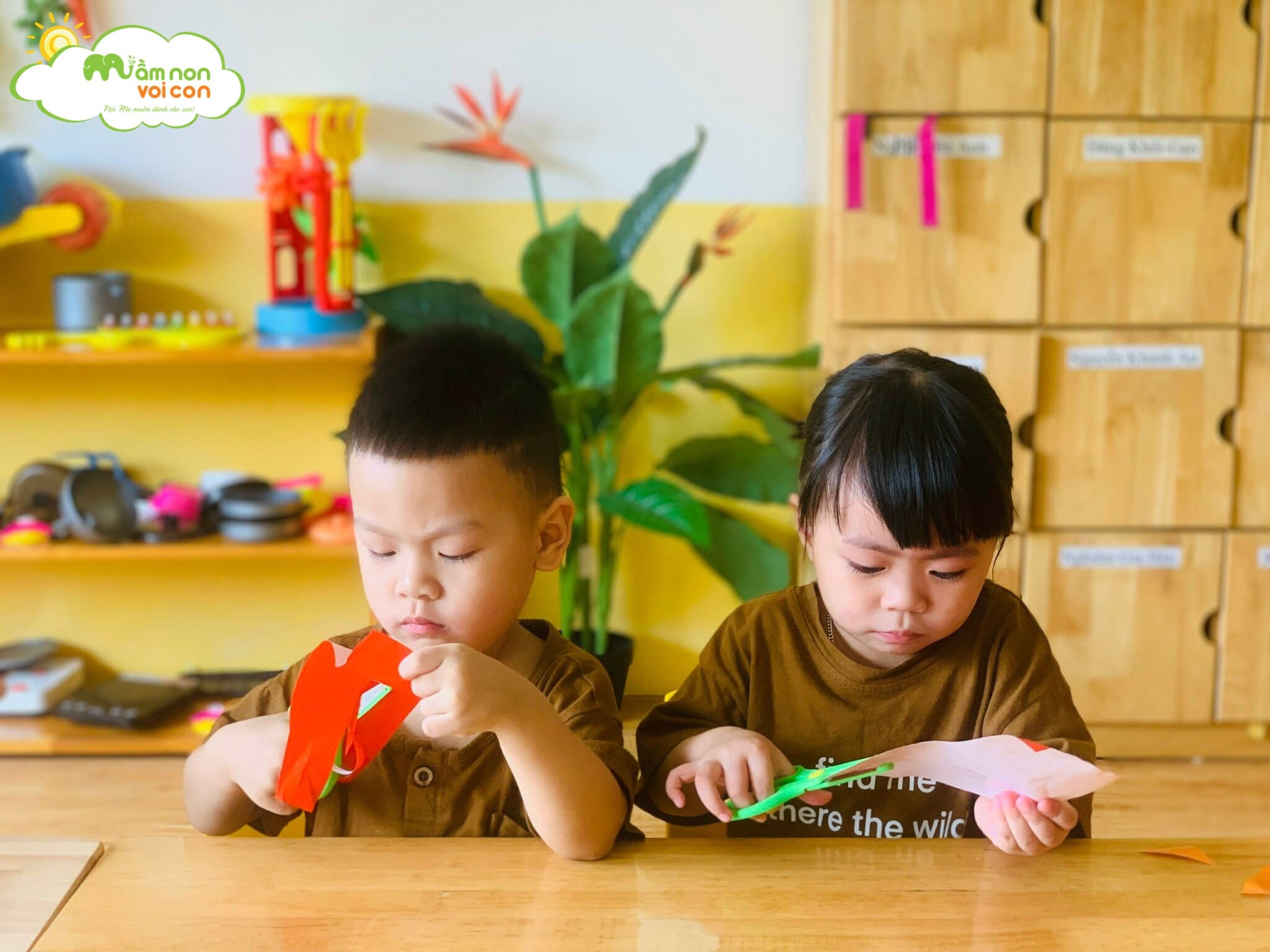 Kỹ Năng Sống Dạy Trẻ Kỹ Năng Cầm Kéo Lớp E2 - TRƯỜNG MẦM NON VOI CON