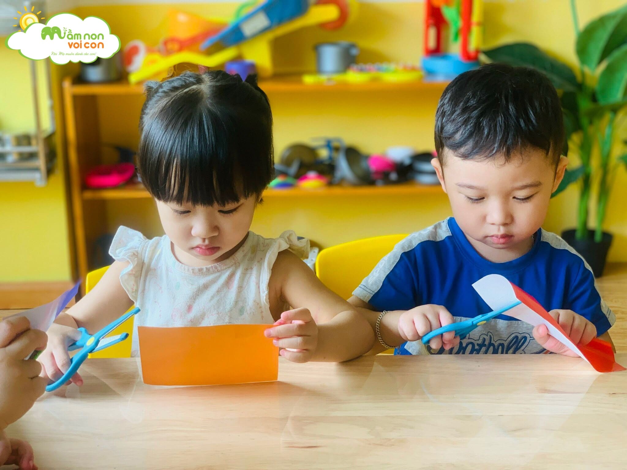 Kỹ Năng Sống Dạy Trẻ Kỹ Năng Cầm Kéo Lớp E2 - TRƯỜNG MẦM NON VOI CON