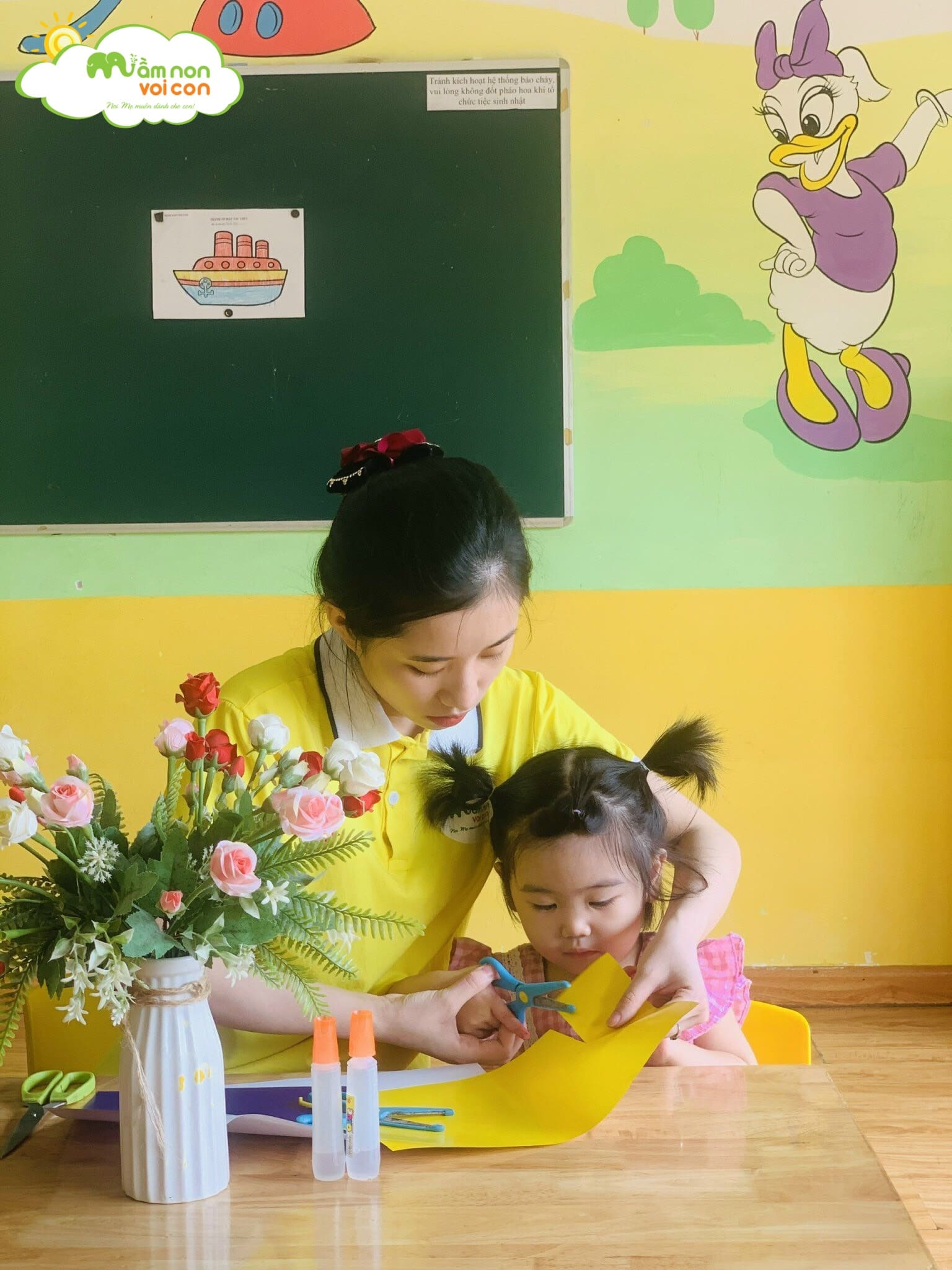 Kỹ Năng Sống Dạy Trẻ Kỹ Năng Cầm Kéo Lớp E2 - TRƯỜNG MẦM NON VOI CON