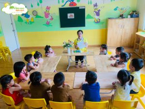 Kỹ Năng Sống Dạy Trẻ Kỹ Năng Cầm Kéo Lớp E2 - TRƯỜNG MẦM NON VOI CON