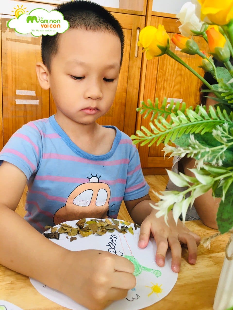 Hoạt Động Sáng Tạo Làm Bức Tranh Mùa Hè Từ Lá Khô Lớp E8 - TRƯỜNG MẦM NON VOI CON