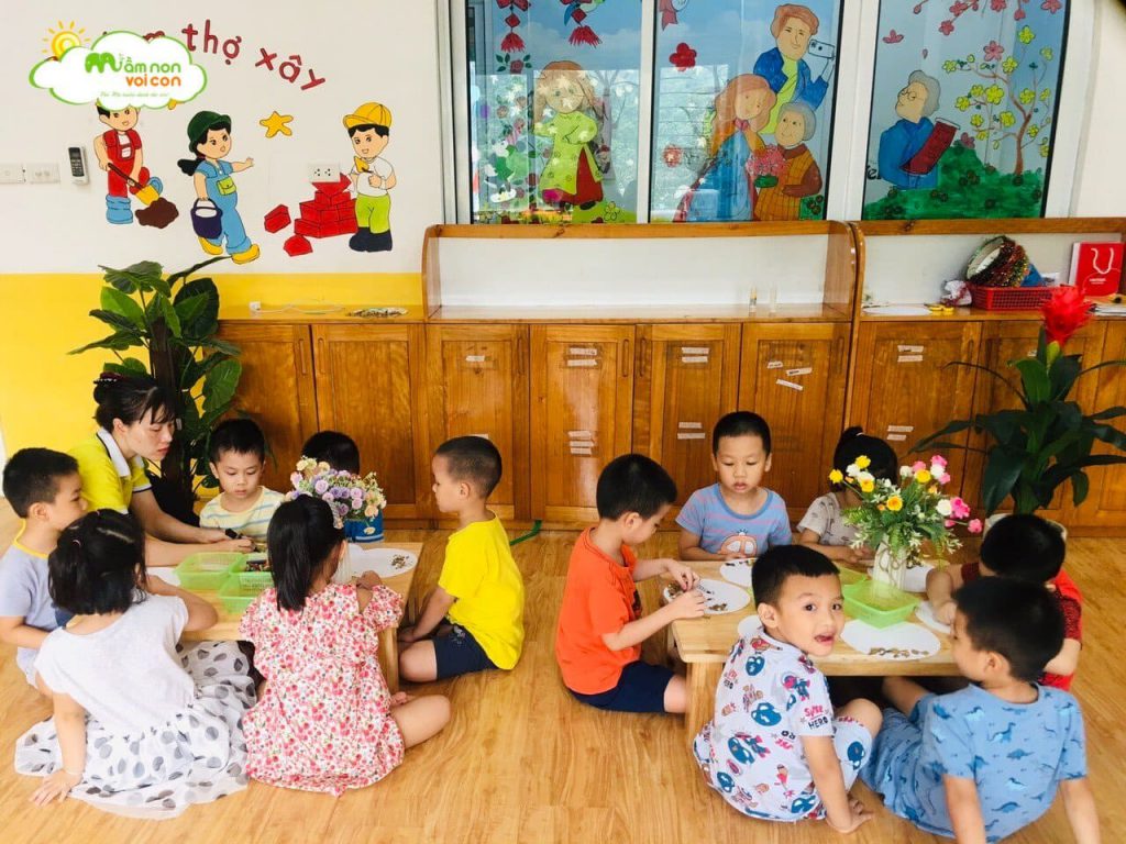 Hoạt Động Sáng Tạo Làm Bức Tranh Mùa Hè Từ Lá Khô Lớp E8 - TRƯỜNG MẦM NON VOI CON