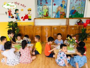 Hoạt Động Sáng Tạo Làm Bức Tranh Mùa Hè Từ Lá Khô Lớp E8 - TRƯỜNG MẦM NON VOI CON