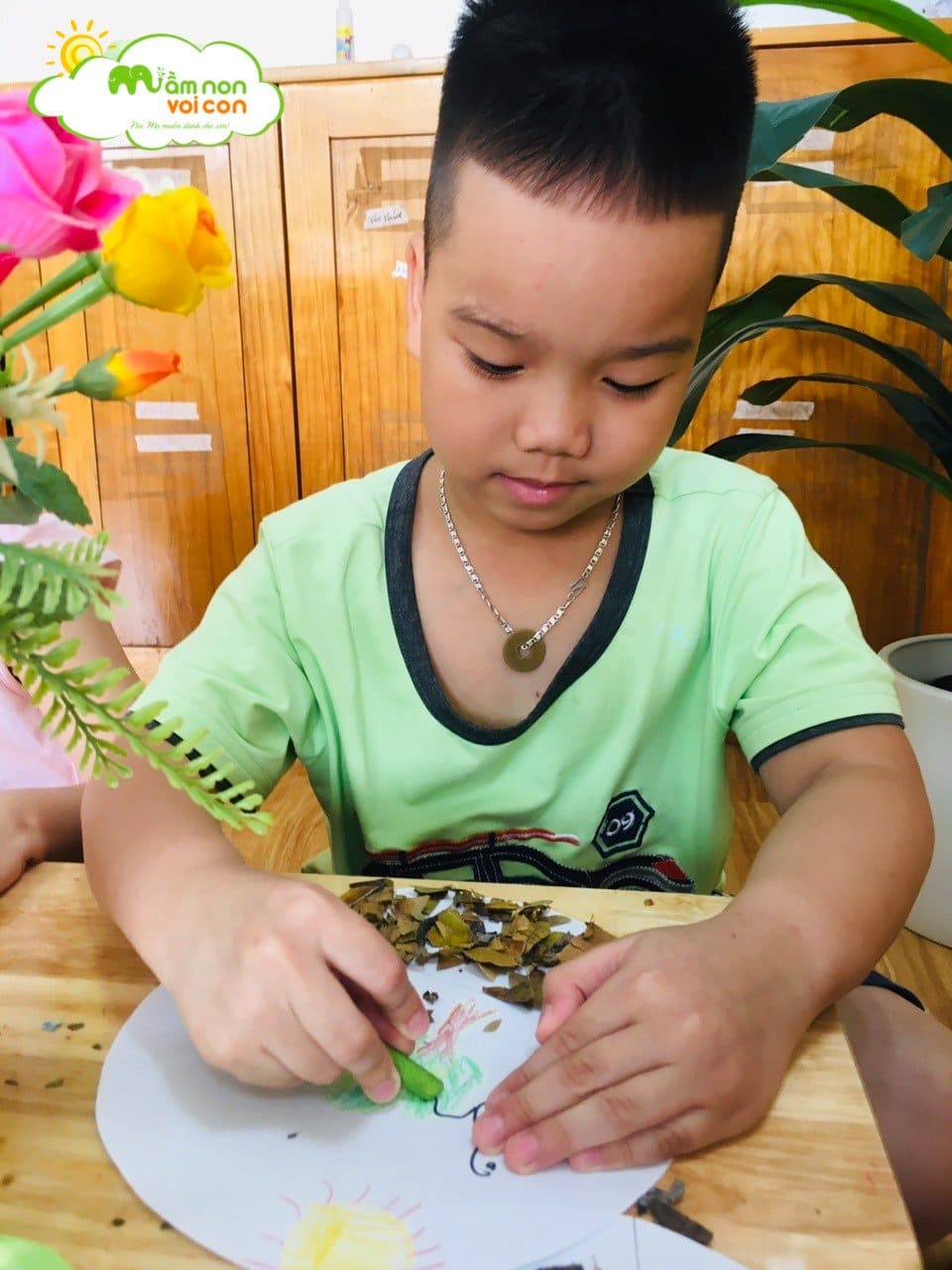 Hoạt Động Sáng Tạo Làm Bức Tranh Mùa Hè Từ Lá Khô Lớp E8 - TRƯỜNG MẦM NON VOI CON
