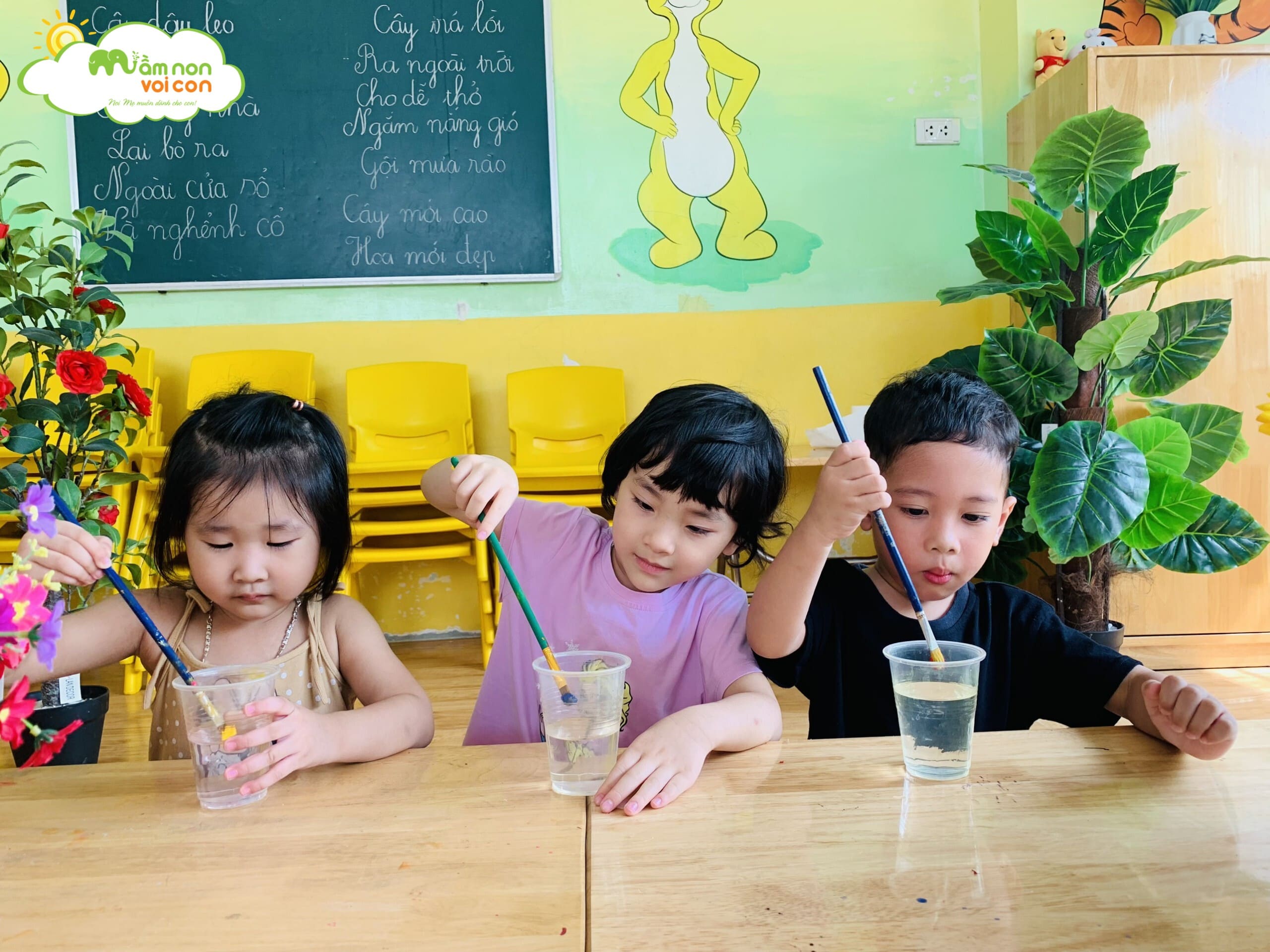 Thí Nghiệm Đổi Màu Khi Pha Trộn Sắc Màu - TRƯỜNG MẦM NON VOI CON