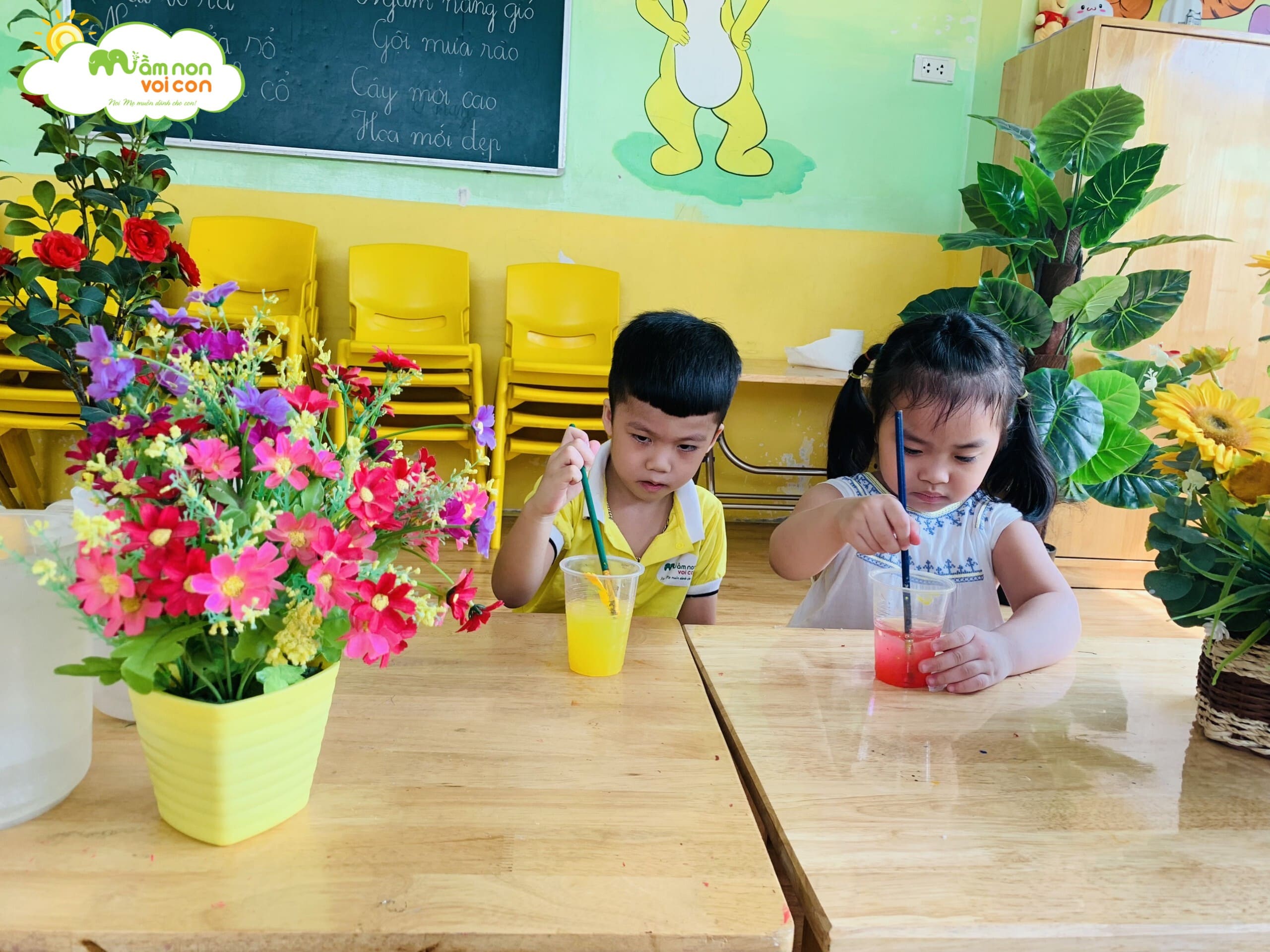 Thí Nghiệm Đổi Màu Khi Pha Trộn Sắc Màu - TRƯỜNG MẦM NON VOI CON