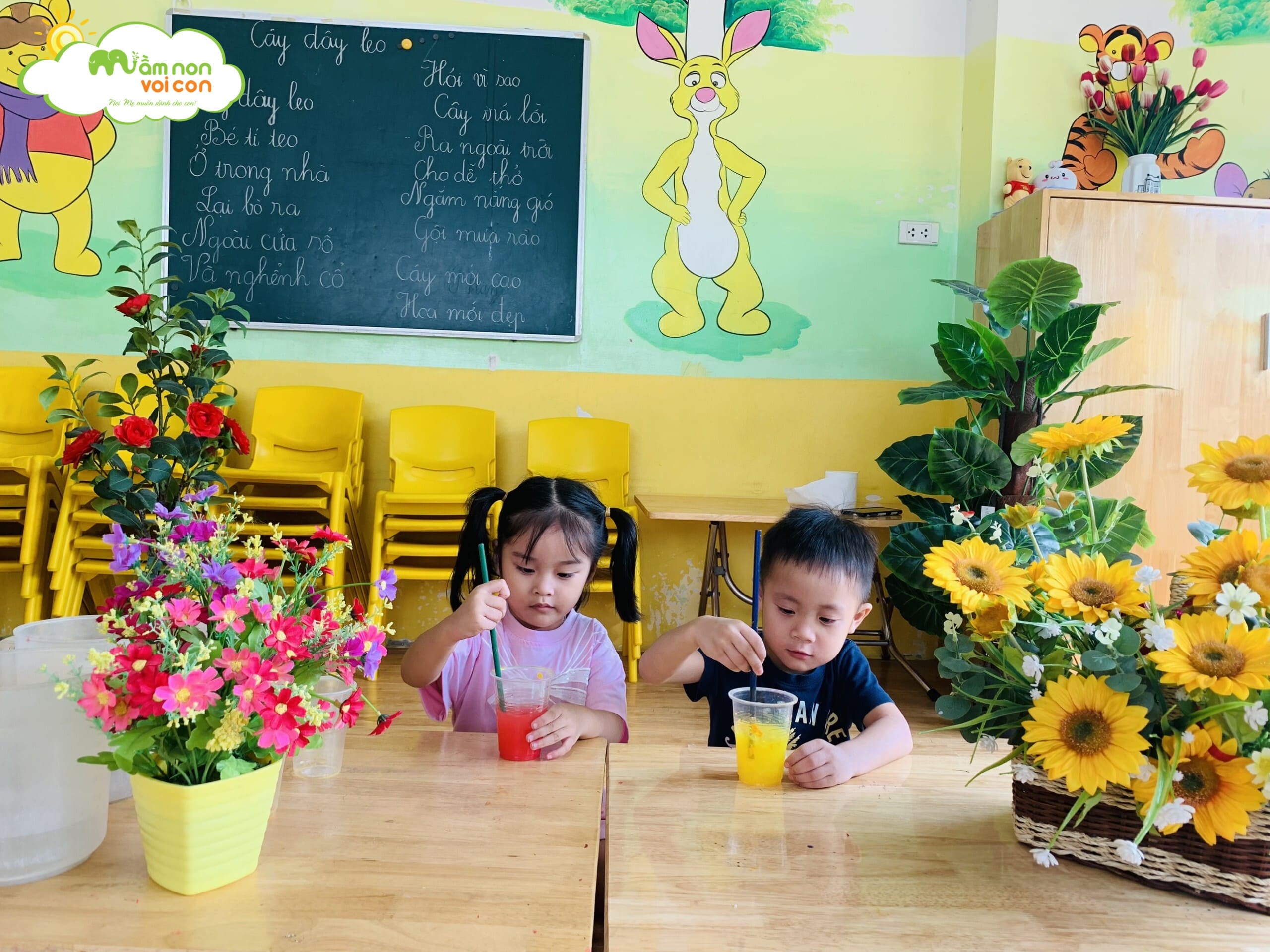 Thí Nghiệm Đổi Màu Khi Pha Trộn Sắc Màu - TRƯỜNG MẦM NON VOI CON