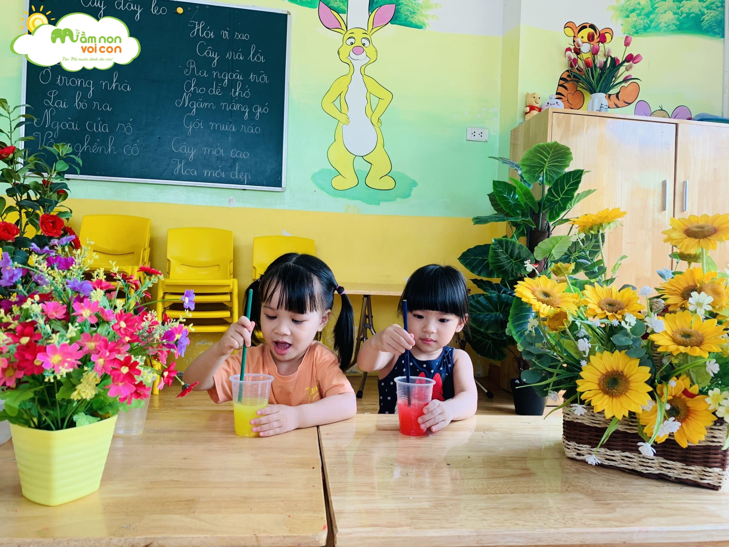 Thí Nghiệm Đổi Màu Khi Pha Trộn Sắc Màu - TRƯỜNG MẦM NON VOI CON