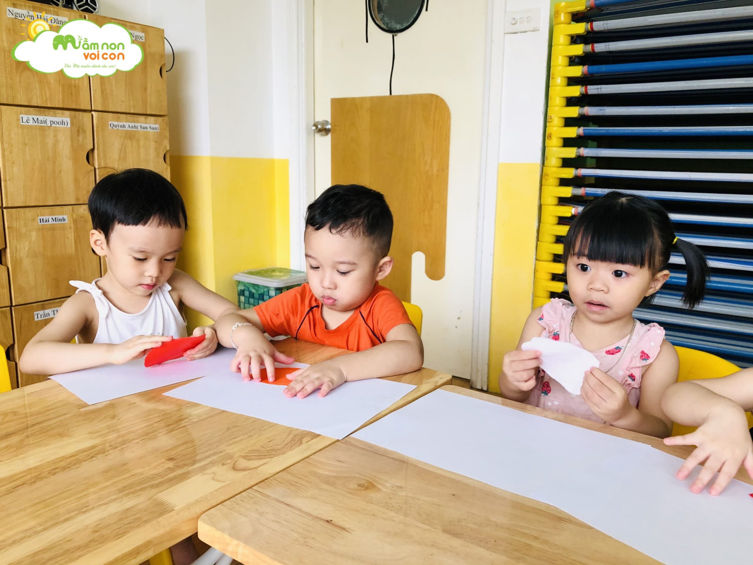 Hoạt Động Tạo Hình Xé Dán Quả Cà Chua Lớp E2 - TRƯỜNG MẦM NON VOI CON