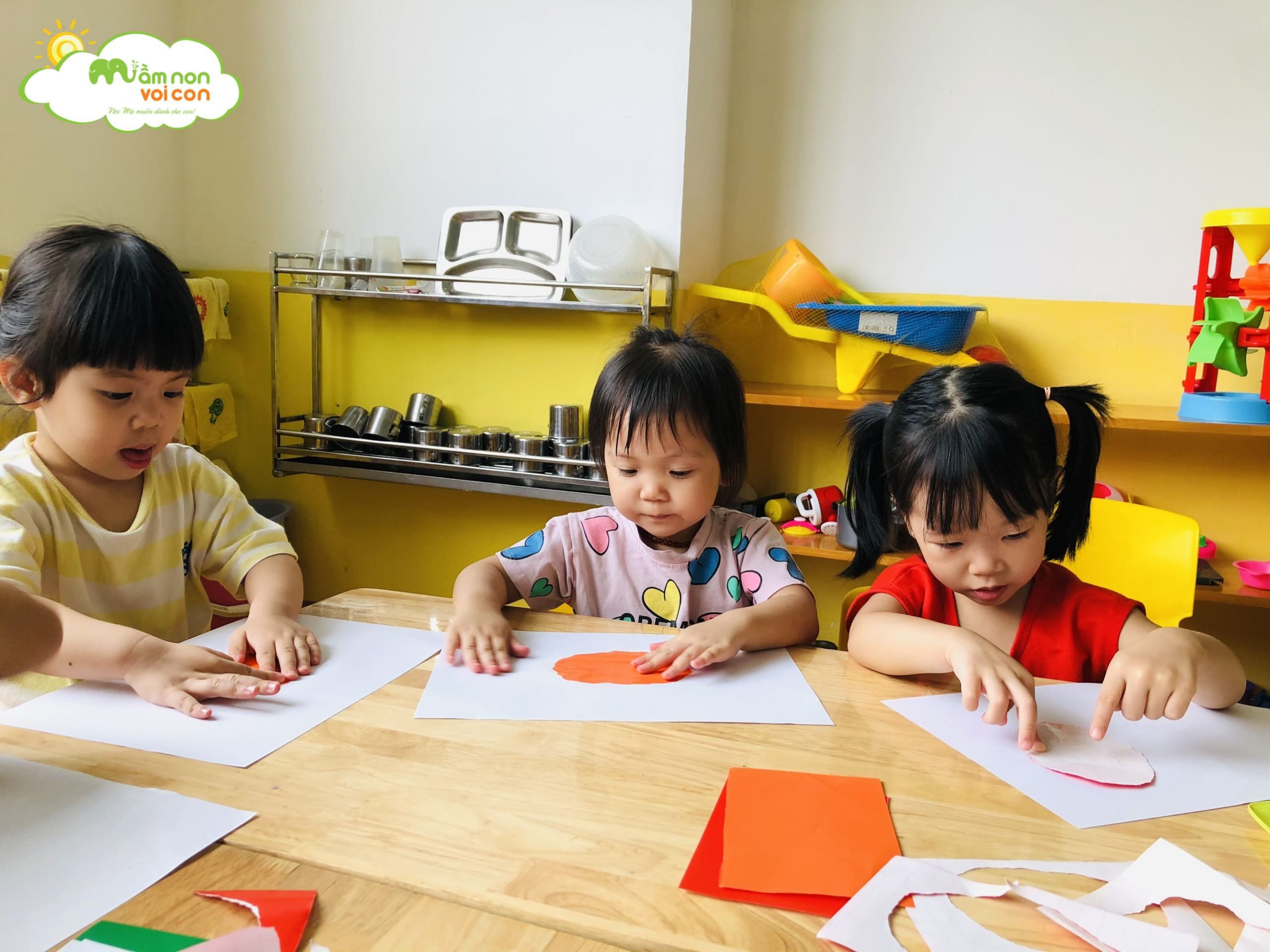 Hoạt Động Tạo Hình Xé Dán Quả Cà Chua Lớp E2 - TRƯỜNG MẦM NON VOI CON