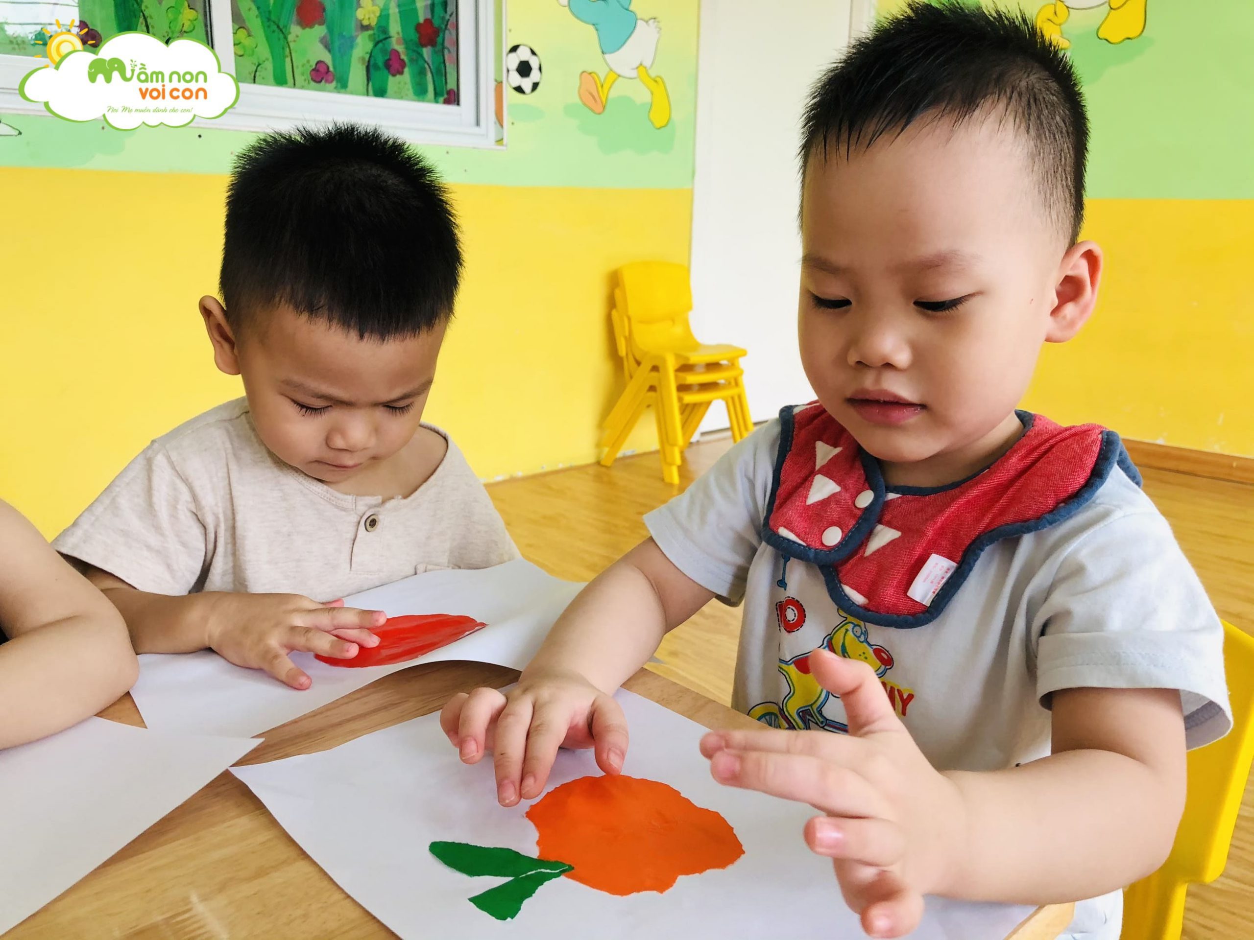 Hoạt Động Tạo Hình Xé Dán Quả Cà Chua Lớp E2 - TRƯỜNG MẦM NON VOI CON